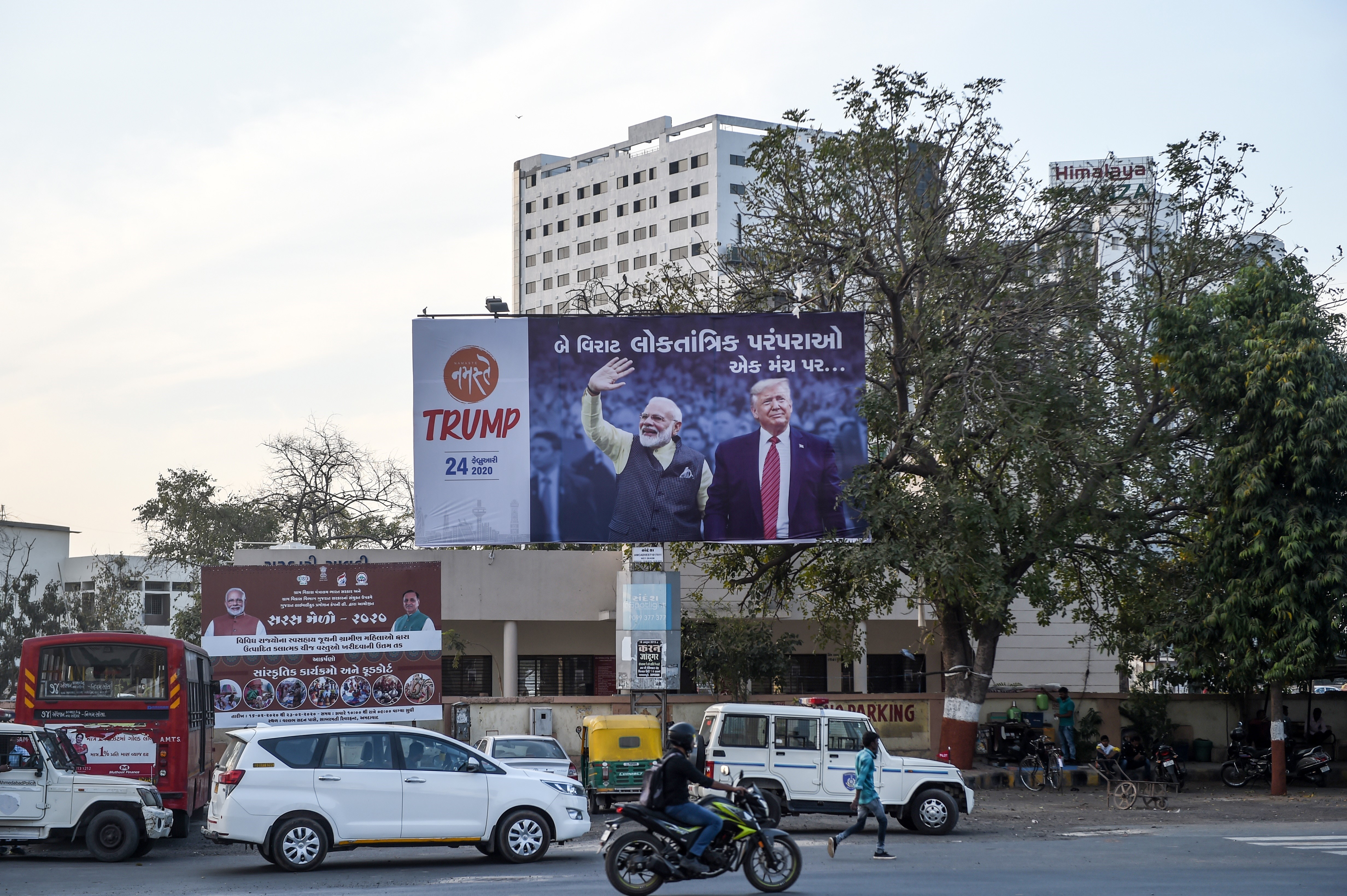 Ảnh Thủ tướng Ấn Độ Narendra Modi (trái) và Tổng thống Mỹ Donald Trump (phải) trên một đường phố ở Ahmedabad, Ấn Độ, ngày 19/2. (Ảnh: AFP/TTXVN)