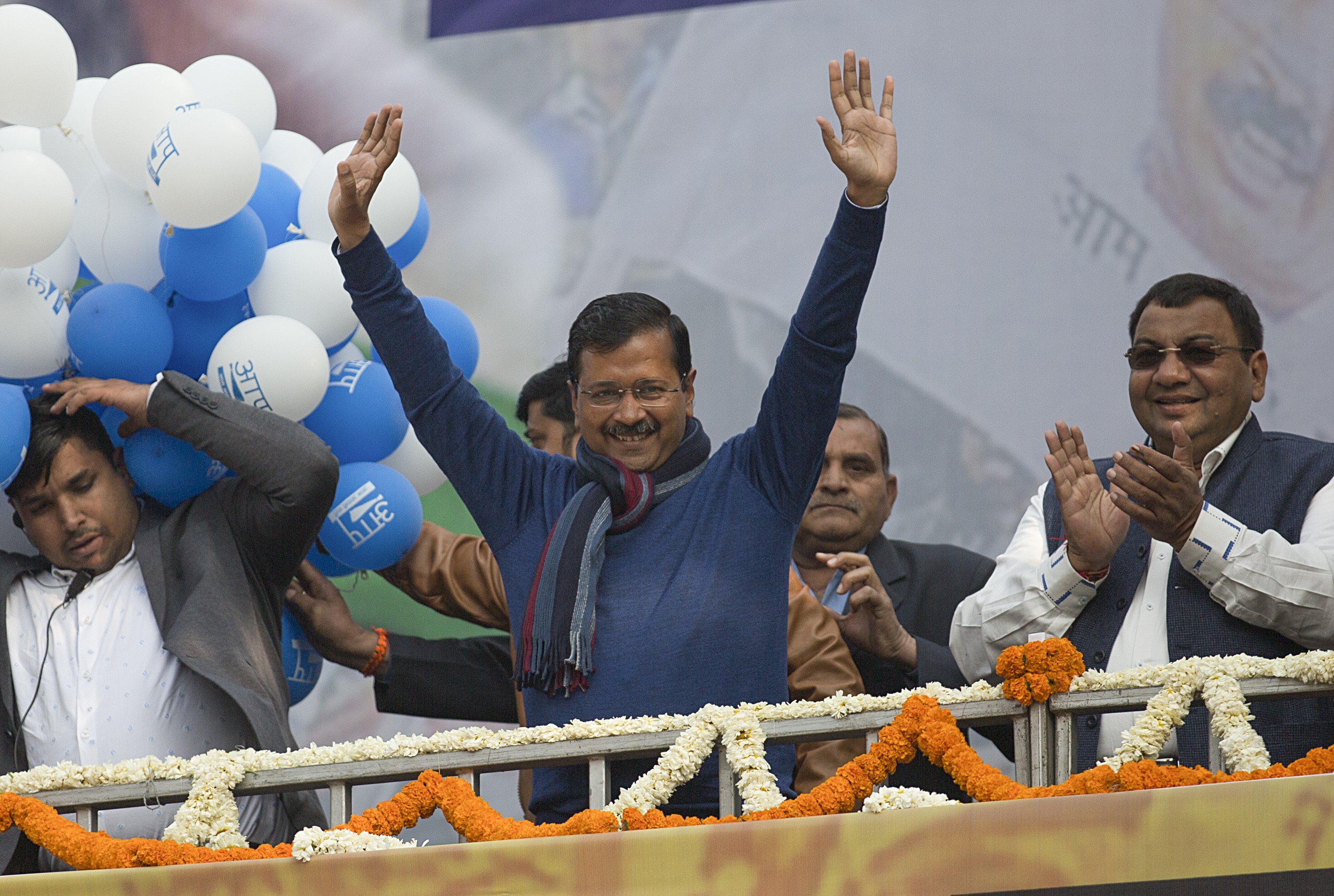 Lãnh đạo đảng Aam Aadmi (AAP) cầm quyền tại Delhi, ông Arvind Kejriwal (giữa) vẫy chào những người ủng hộ tại New Delhi, sau khi kết quả cuộc bầu cử ở địa phương được công bố, ngày 11/2/2020. (Ảnh: THX/TTXVN)