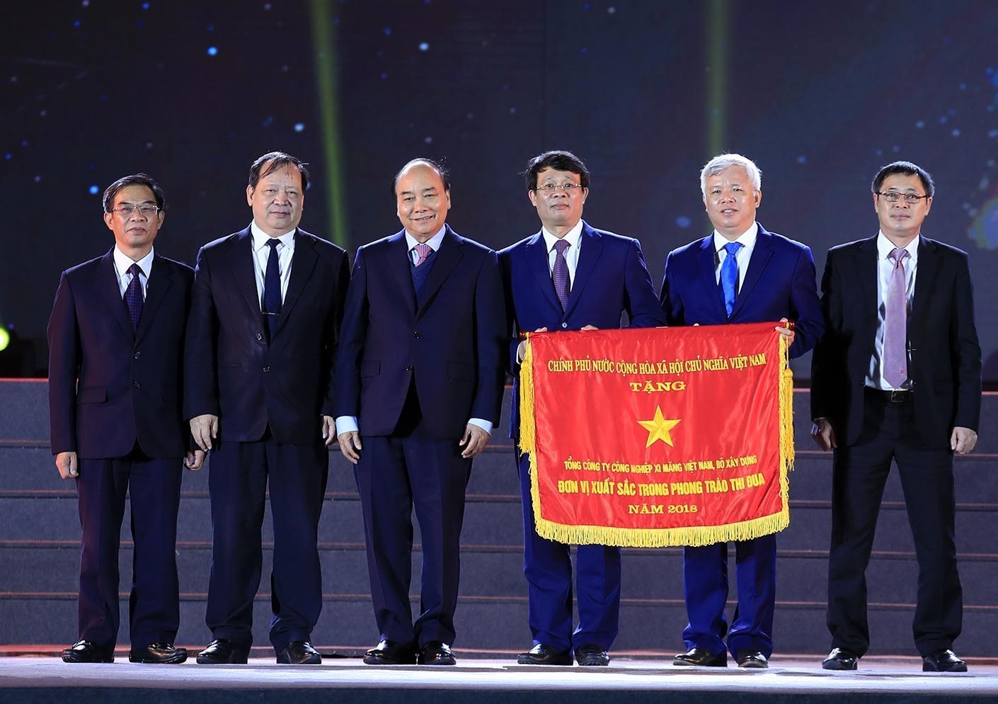 Thủ tướng Nguyễn Xuân Phúc trao tặng cờ Thi đua của Chính phủ cho Tổng Công ty xi măng Việt Nam. (Ảnh: Thống Nhất/TTXVN)