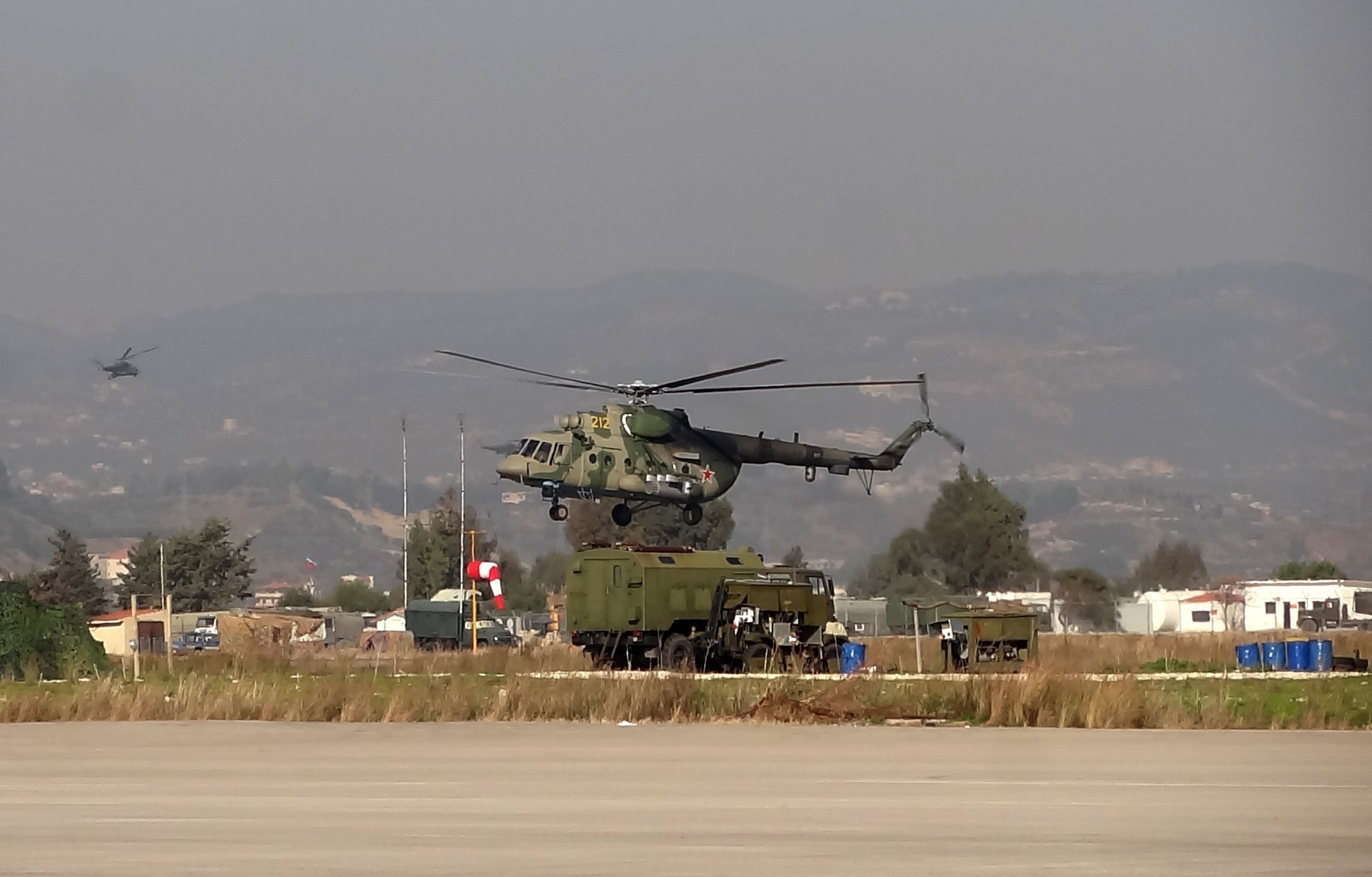  Trong ảnh (tư liệu): Trực thăng quân sự tại căn cứ không quân Hmeimim của Nga ở Latakia, Syria. (Ảnh: AFP/TTXVN)