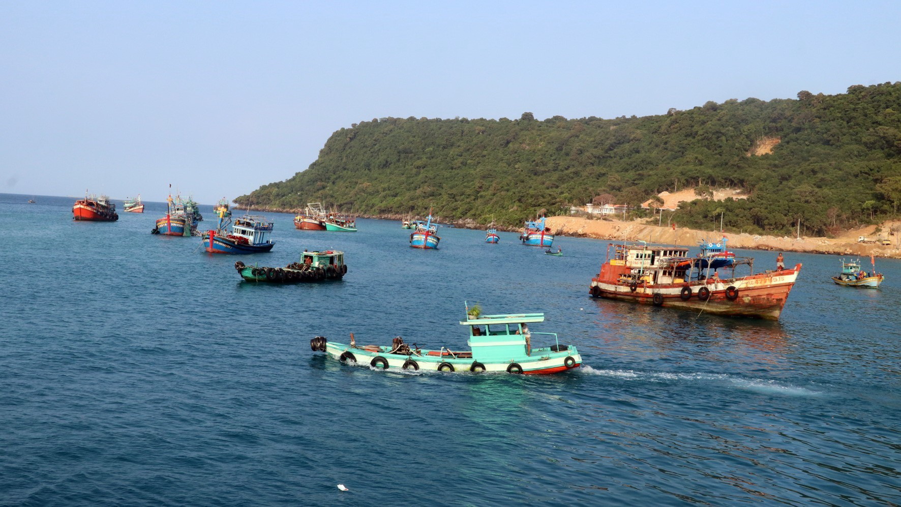 Tàu cá neo đậu trên vùng biển đảo Thổ Chu, huyện Phú Quốc (Kiên Giang). (Ảnh: Lê Huy Hải/TTXVN)