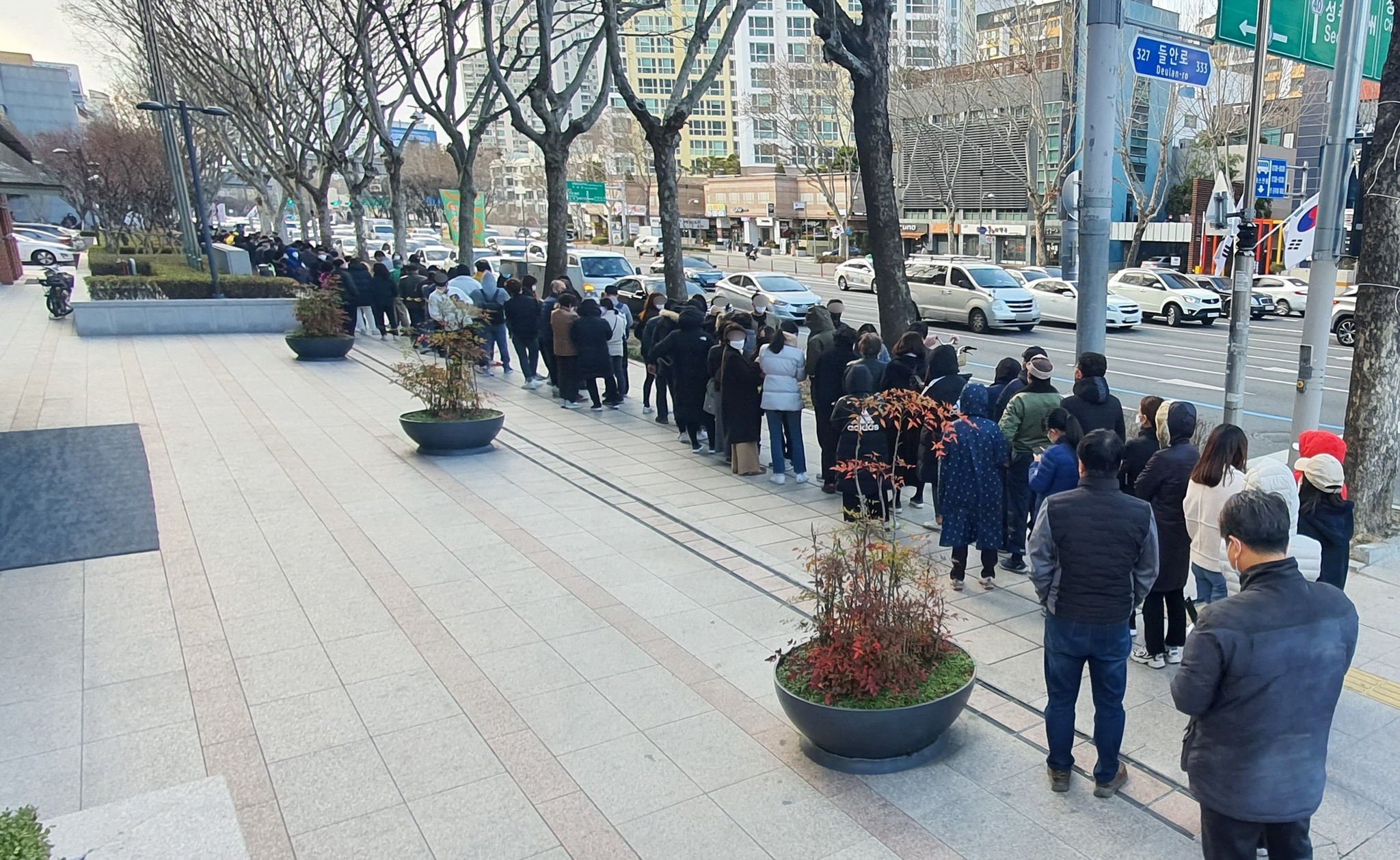 Người dân Hàn Quốc xếp hàng mua khẩu trang phòng dịch COVID-19 tại Daegu, cách Seoul khoảng 330km về phía Đông Nam, ngày 27/2/2020. (Ảnh: Yonhap/TTXVN)
