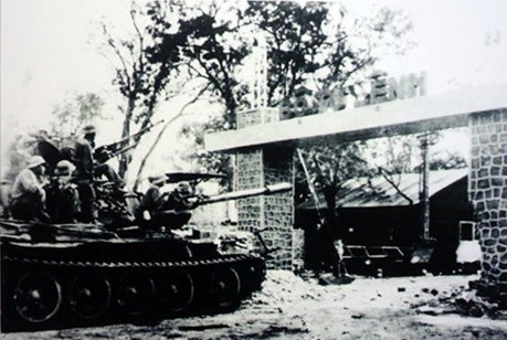 Xe tăng 980 của Trung đoàn Tăng-Thiết giáp 273, Mặt trận Tây Nguyên bắn sập và húc đổ cổng sắt Bộ Tư lệnh Sư đoàn 23 ngụy, tạo điều kiện cho đồng đội tiến vào tiêu diệt các ổ đề kháng cuối cùng của địch trong trận giải phóng Buôn Ma Thuột, ngày 11/3/1975. (Ảnh: Tư liệu/TTXVN)