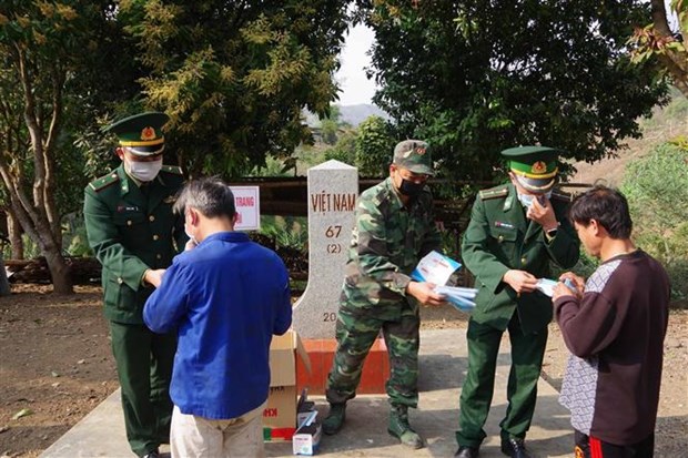                      莱州省边防部队干部向边境居民免费发送医用口罩。越通社记者 功宣摄