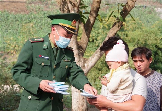                      莱州省边防部队干部向边境居民免费发送医用口罩。越通社记者 功宣摄