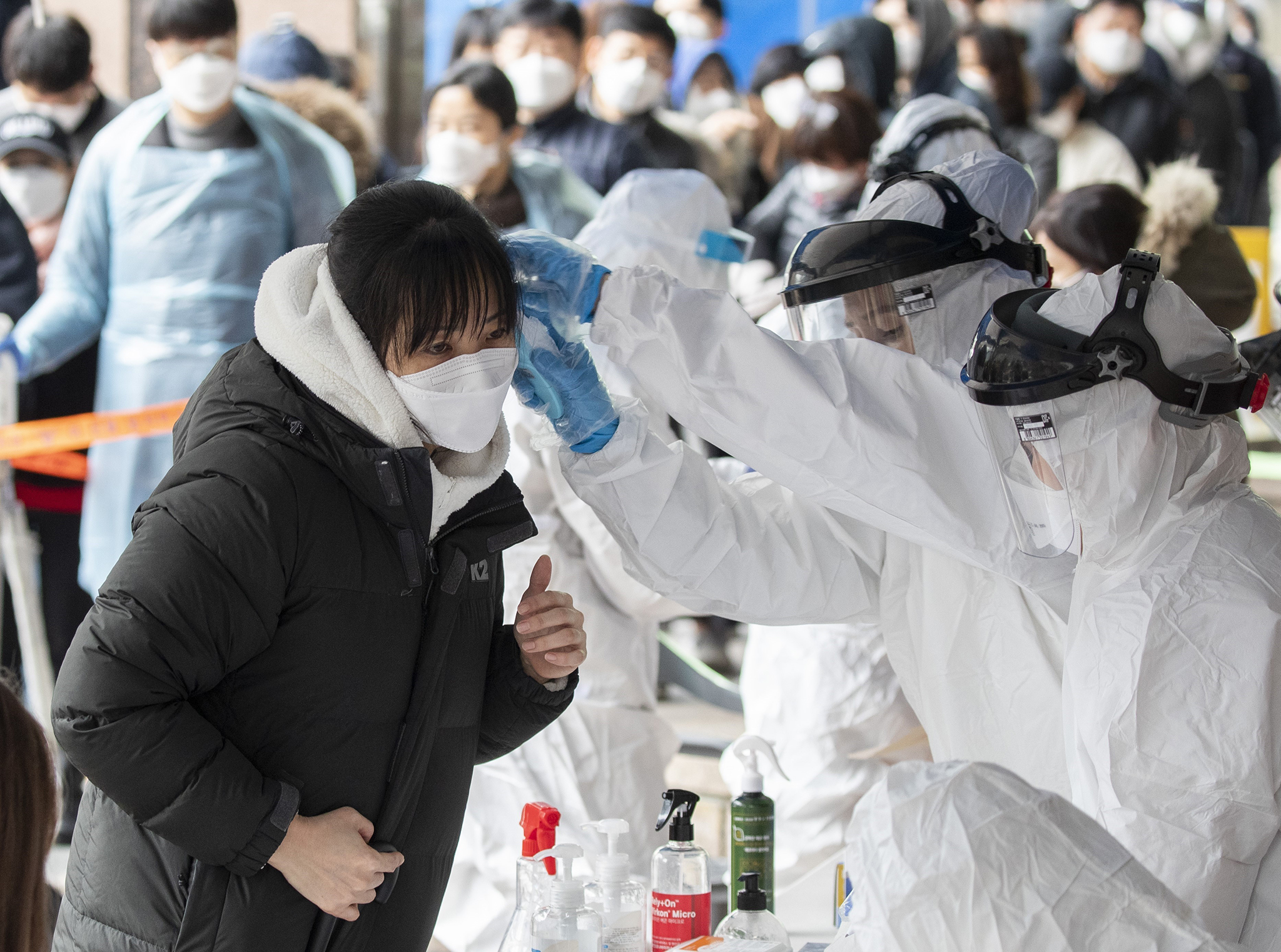 Nhân viên y tế lẫy mẫu bệnh phẩm để xét nghiệm nhằm phát hiện các trường hợp nhiễm dịch COVID-19 ở Seoul, Hàn Quốc ngày 10/3/2020. (Nguồn: THX/TTXVN)