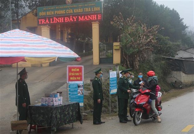            高平省边防部队干部向边境居民发送医用口罩。图自越通社