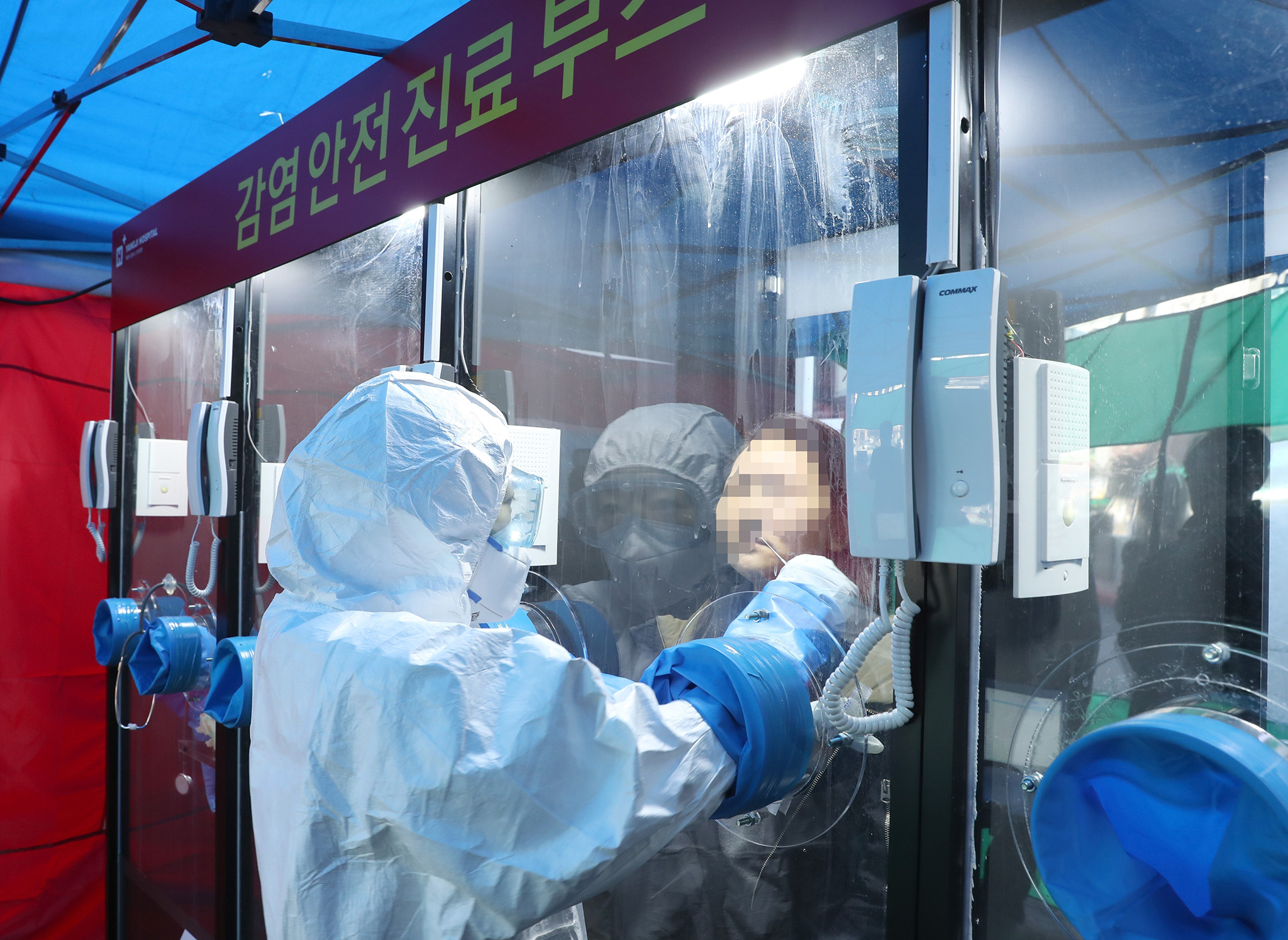 Nhân viên y tế lấy mẫu bệnh phẩm từ bệnh nhân để xét nghiệm COVID-19 tại một bệnh viện ở Seoul, Hàn Quốc ngày 16/3/2020. (Nguồn: Yonhap/TTXVN)