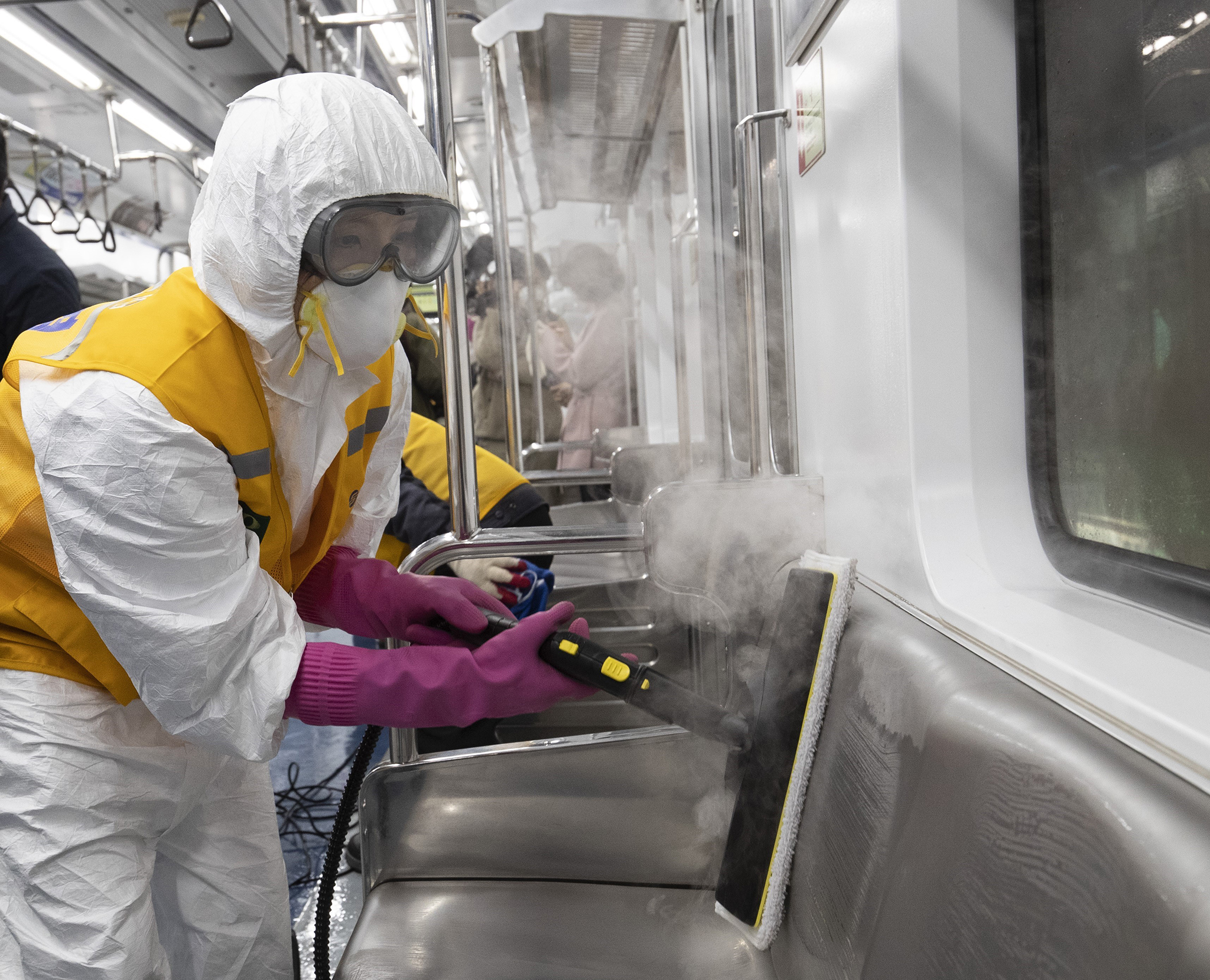 Nhân viên chuẩn bị phun thuốc khử trùng trên máy bay của Korean Air nhằm ngăn chặn sự lây lan của dịch COVID-19 tại sân bay quốc tế Incheon, Hàn Quốc, ngày 4/3. (Nguồn: AFP/TTXVN)