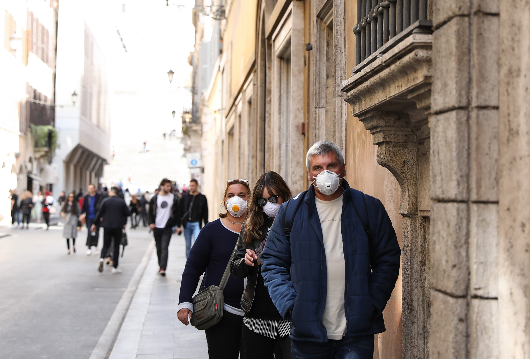 Người dân đeo khẩu trang nhằm ngăn chặn sự lây lan của      dịch COVID-19 tại Rome, Italy ngày 10/3/2020. (Nguồn: THX/TTXVN)