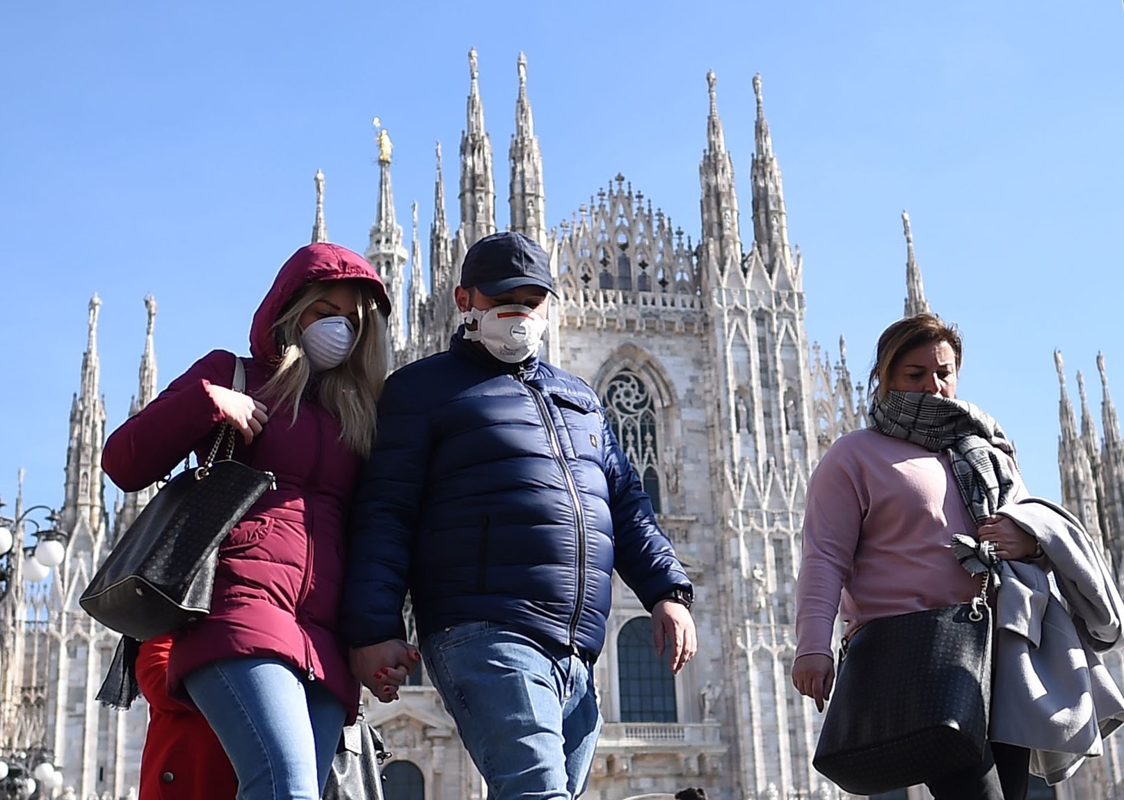 Người dân đeo khẩu trang để tránh lây nhiễm COVID-19 tại Milan, Italy ngày 24/2/2020. (Nguồn: THX/TTXVN)