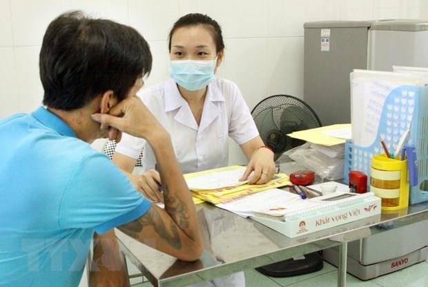 Nhân viên y tế khám, điều trị cho bệnh nhân HIV/AIDS. (Ảnh: TTXVN)