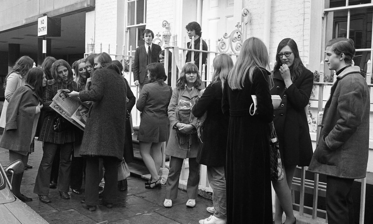 Những người hâm mộ Beatles đã tụ tập bên ngoài văn phòng Apple ở London, một số người đọc một câu chuyện trên báo nói rằng Paul McCartney sẽ rời nhóm, ngày 10/4/1970. (Ảnh: Peter Kemp/AP)