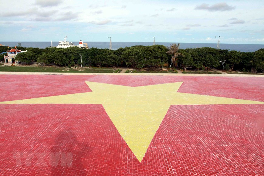 Lá cờ Tổ quốc làm từ gốm trên nóc nhà văn hóa đảo Trường Sa Lớn. (Ảnh: Nguyễn Thủy/TTXVN)  