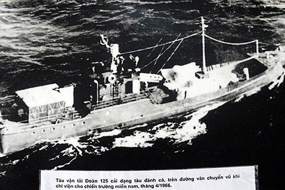Транспортное судно 125-го конвоя, маскированое под рыбацкую лодку, выполняет задание по транспортировке оружия, подкрепляя южный фронт, апрель 1966 года. (Фото из архива)      
