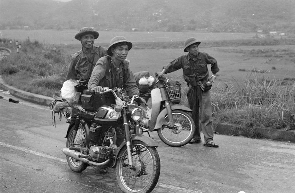 Các phóng viên Trần Mai Hưởng, Ngọc Đản và Hoàng Thiểm đang qua đèo Hải Vân vào Đà Nẵng giải phóng, ngày 29/3/1975. (Ảnh: Lâm Hồng Long/TTXVN)