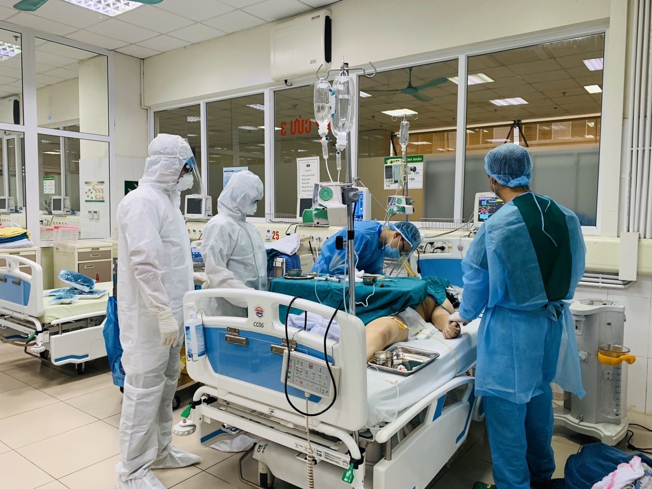 Y bác sỹ chăm sóc cho bệnh nhân trong tình trạng nặng tại Bệnh viện Bệnh Nhiệt đới Trung ương. (Ảnh: PV/Vietnam+)