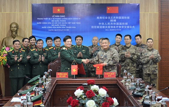 越南国防部向中国国防部捐赠总值逾40亿越盾的医疗物资。图片来源：越南人民军队报