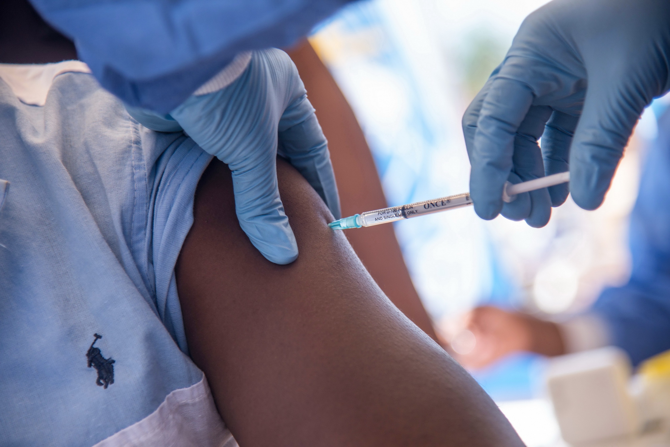 Dịch bệnh có thể sẽ bùng phát nếu người dân tiếp tục do dự với vắcxin. (Nguồn: AFP)