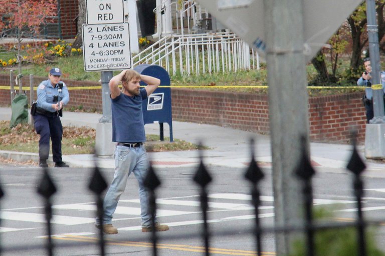 Người đàn ông từ bang North Carolina đầu hàng cảnh sát sau khi mang súng tới một cửa hàng pizza ở thủ đô Washington D.C. đề tự điều tra về vụ mà ông ta tin là đường dây buôn bán trẻ em liên quan đến bà Hillary Clinton. (Nguồn: AP)