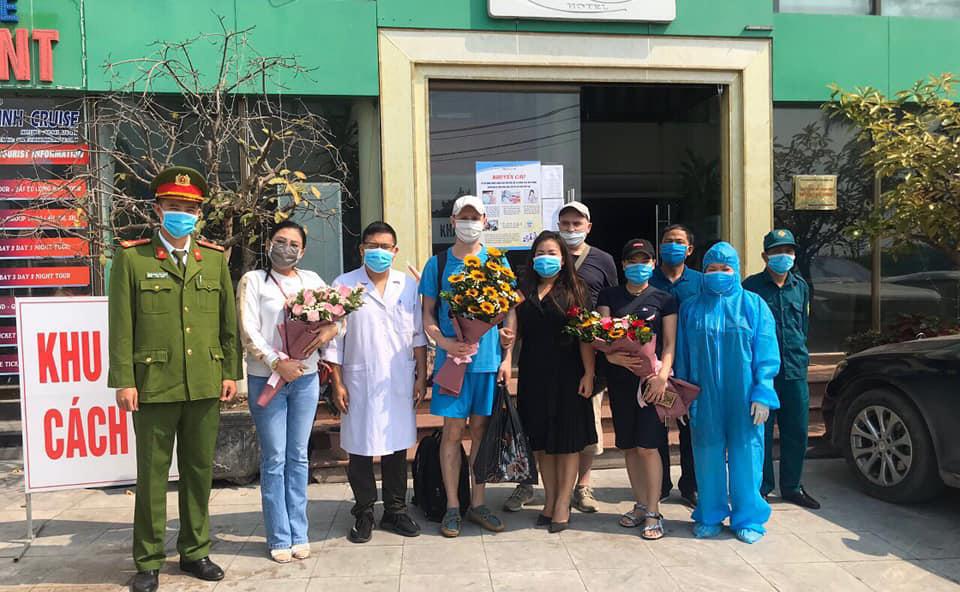 4 khách, trong đó có 3 người nước ngoài (2 người Nga, 1 người Indonesia) và 1 người Việt Nam sinh sống tại nước ngoài đã hoàn thành chương trình cách ly tập trung 14 ngày tại Khách sạn Bưu điện Hạ Long. (Ảnh: PV/Vietnam+)