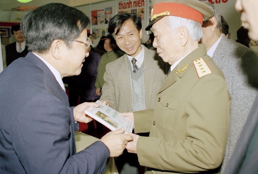 Đại tướng Võ Nguyên Giáp thăm gian trưng bày các ấn phẩm của TTXVN tại Hội báo Xuân Canh Thìn (năm 2000). (Ảnh: TTXVN)