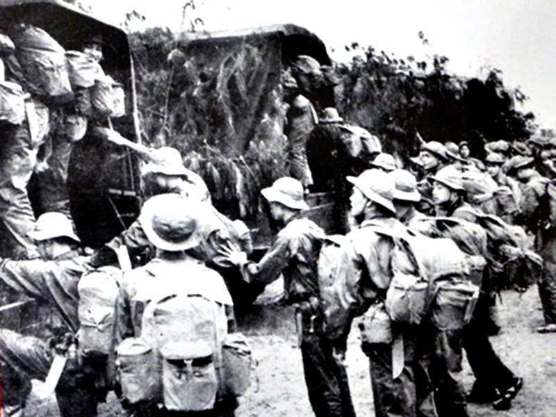  Lớp lớp cán bộ Công an Hà Nội hăng hái lên đường chi viện cho an ninh miền Nam, quyết tâm đánh thắng giặc Mỹ xâm lược. 