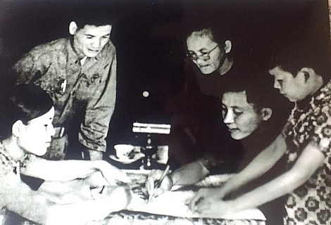 Từ trái sang phải: Em Phước, Chính ủy Trịnh Văn Thư, má Sáu Ngẫu, Trung đoàn trưởng Nguyễn Huy Hiệu và em Đức (Ảnh: Tư liệu)