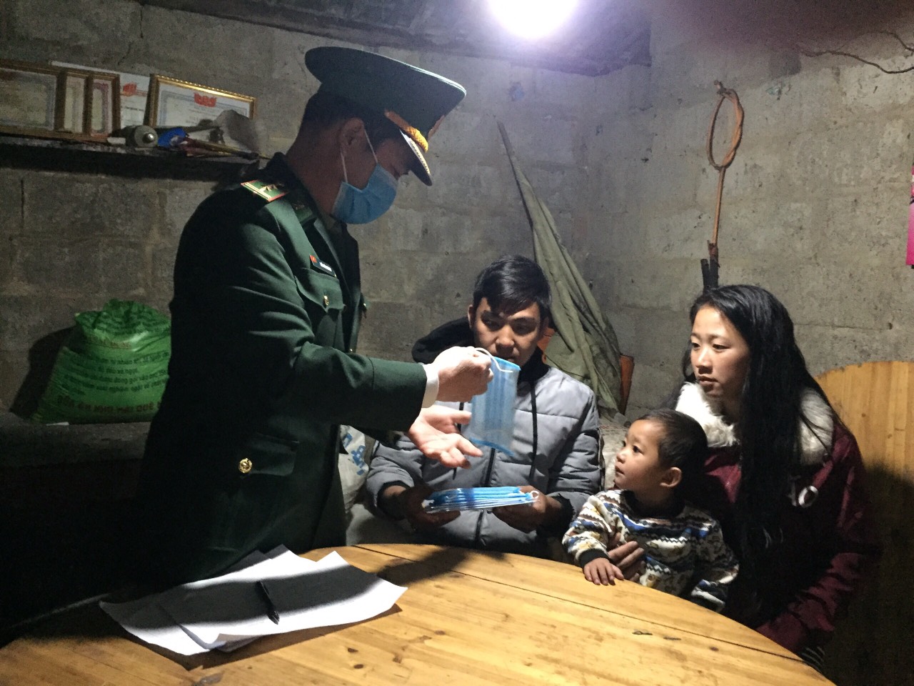 Chiến sỹ Đồn biên phòng Pò Hèn hướng dẫn người dân cách sử dụng khẩu trâng và vệ sinh cá nhân. (Ảnh: PV/Vietnam+)