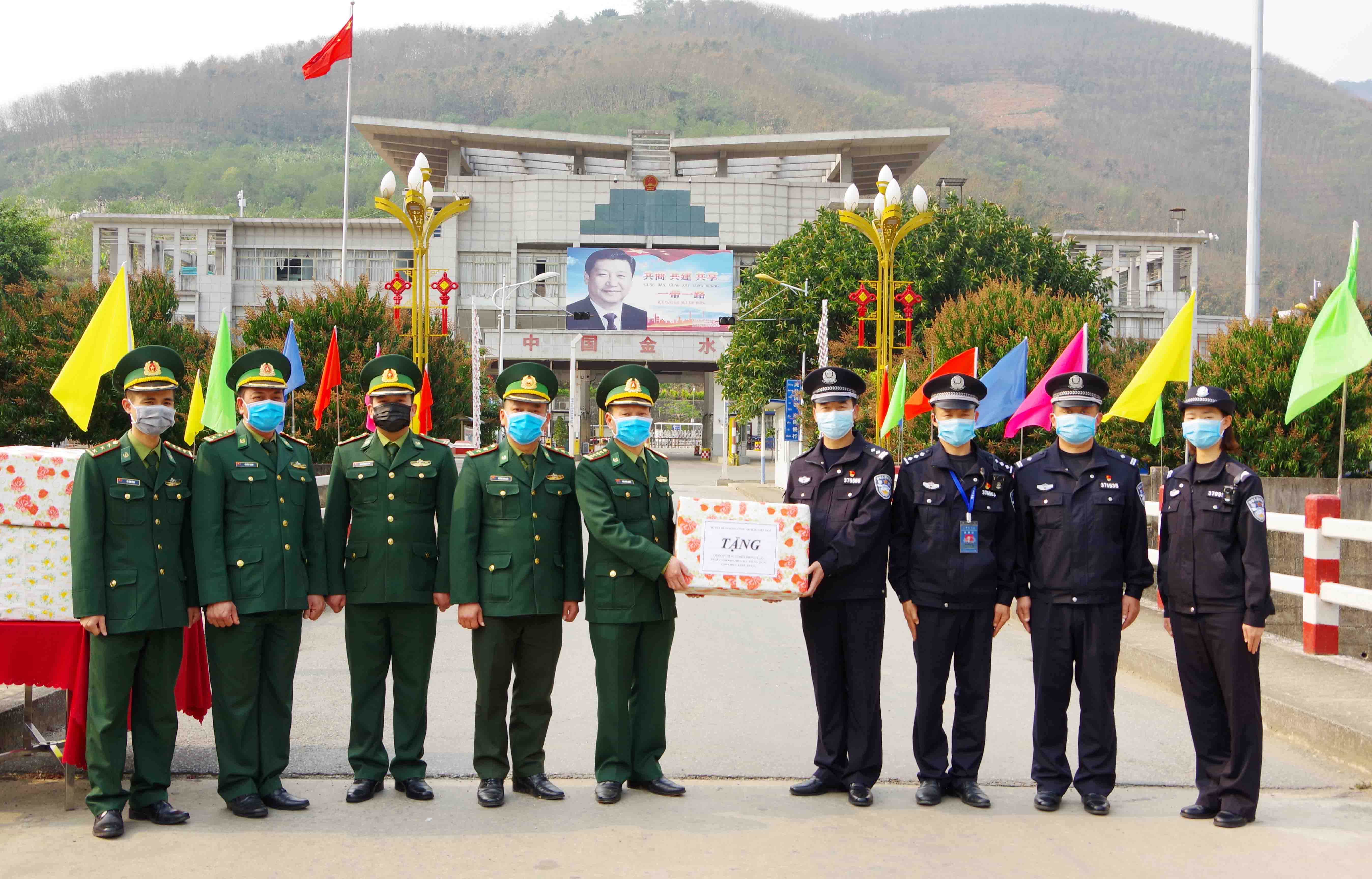 莱州省边防部队向中国护边力量赠予医用口罩。图片来源：越通社