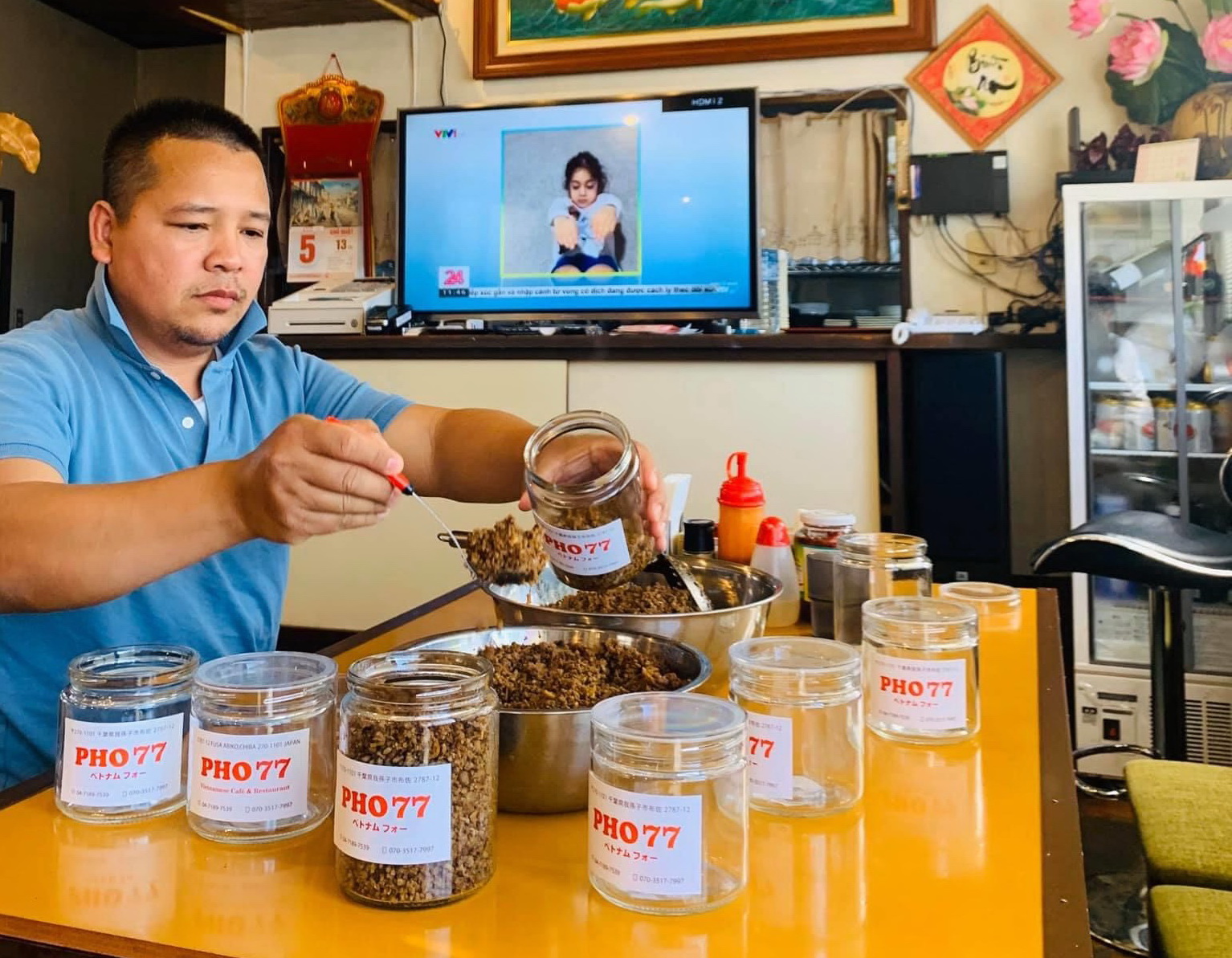 Anh Ngô Thanh Tùng đang chuẩn bị gửi những lọ thịt chưng mắm tép cho bạn bè Việt  Nam tại Nhật Bản.   