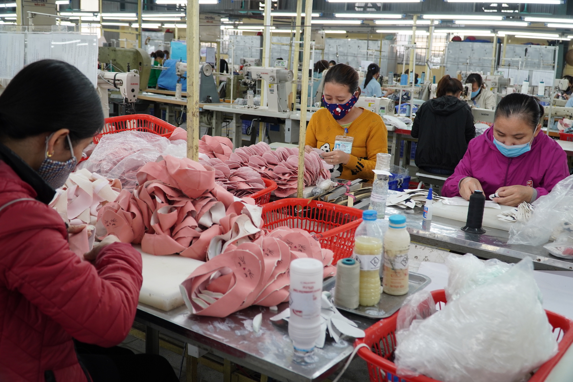Một công đoạn để sản xuất giày tại Công ty hóa dệt Hà Tây. (Ảnh: Đức Duy/Vietnam+)