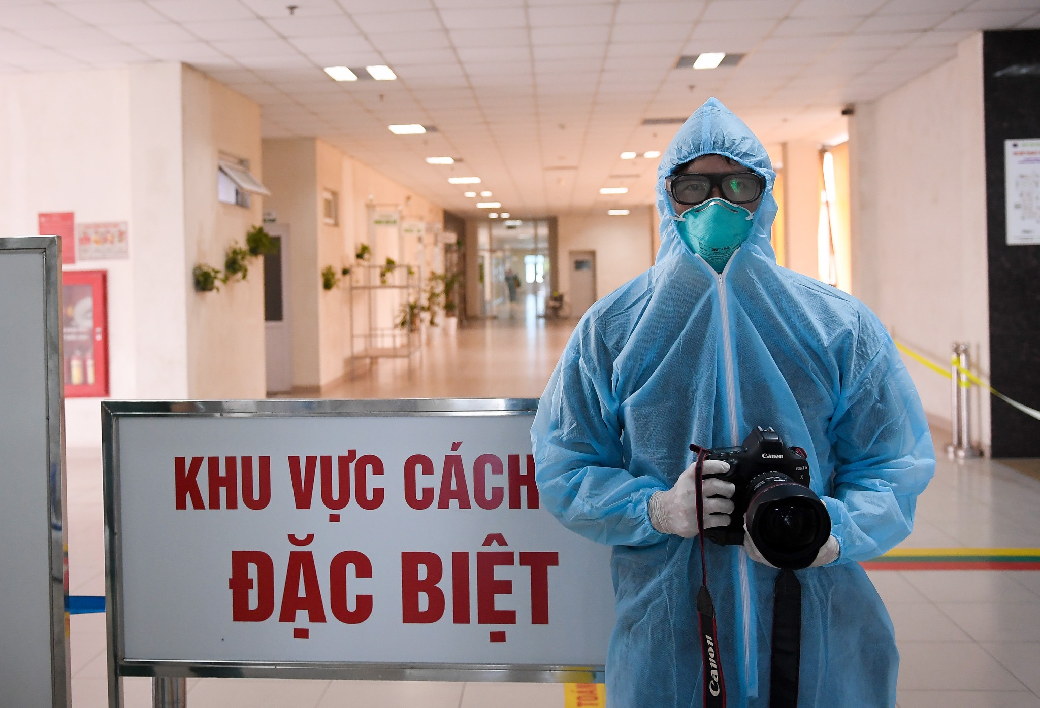 Phóng viên ảnh Nguyễn Khánh - Báo Tuổi trẻ Thành phố Hồ Chí Minh tác nghiệp tại Bệnh viện Nhiệt đới Trung ương Cơ sở 2. 
