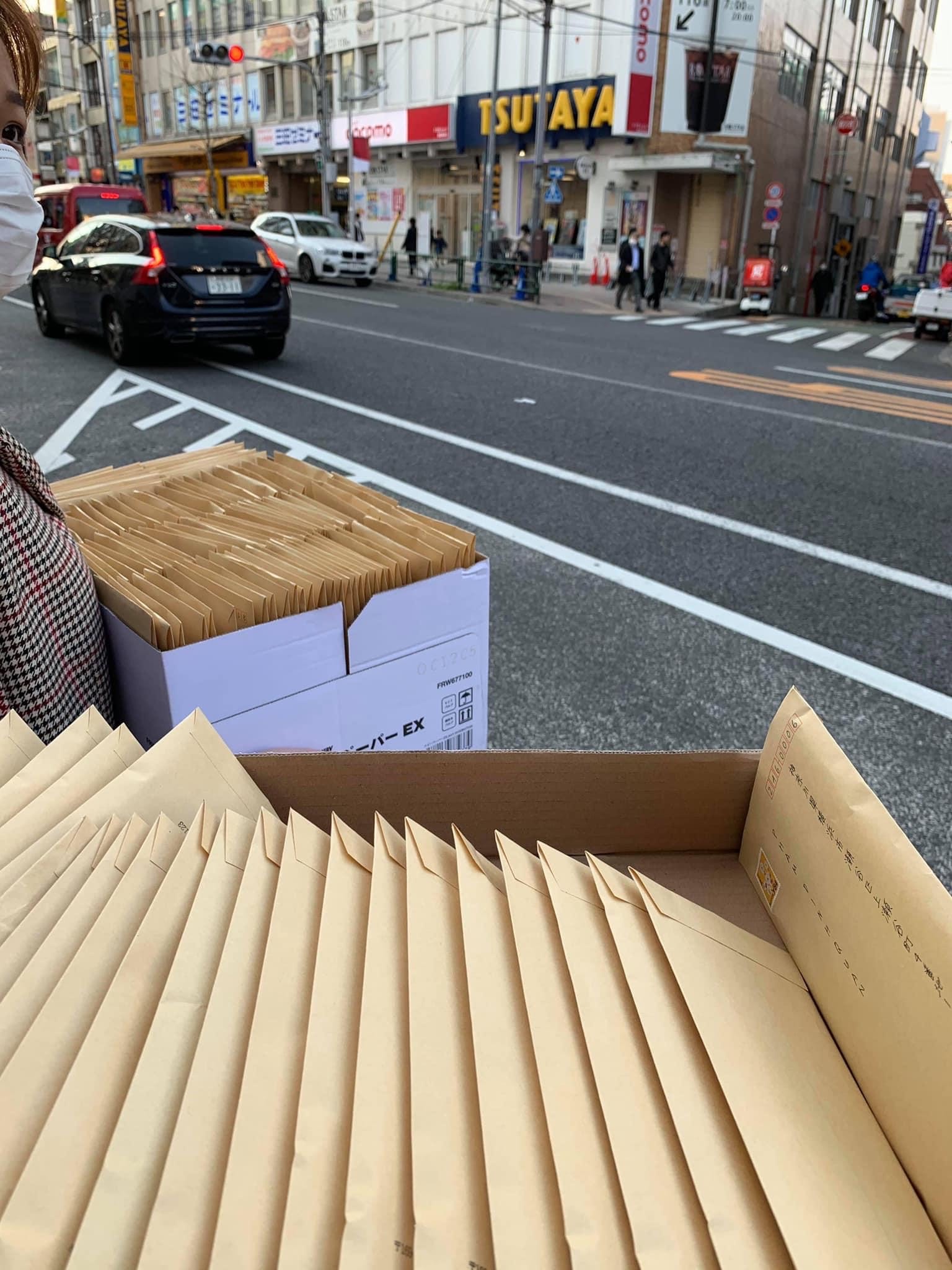 Các phong bì đựng khẩu trang của nhóm Sugoi đang chuẩn bị được gửi đi bằng đường  bưu điện