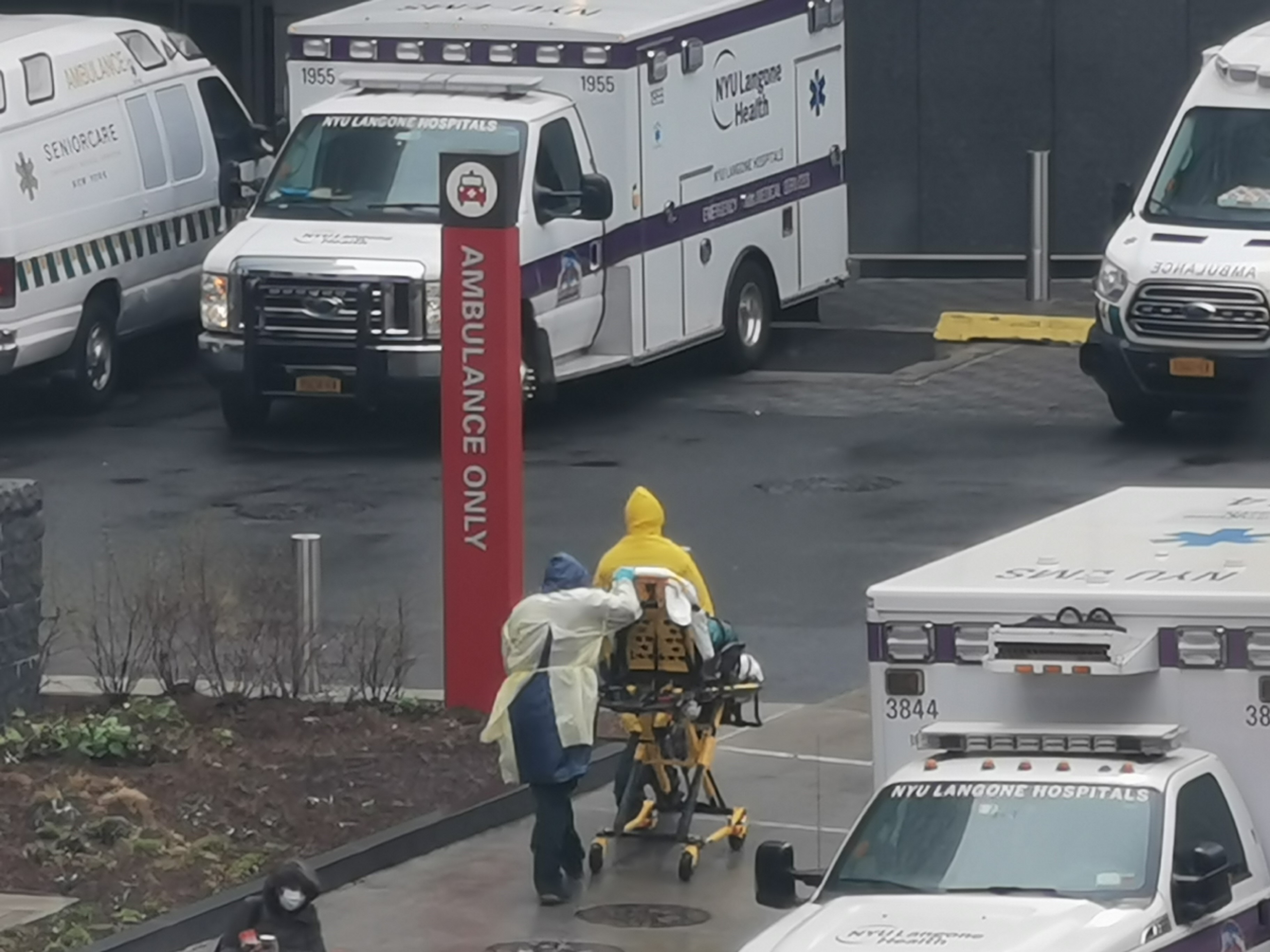 Nhân viên y tế chuyển bệnh nhân tới trung tâm cấp cứu Ronald O. Perelman ở New York, Mỹ, ngày 3/4/2020. (Ảnh: THX/TTXVN)