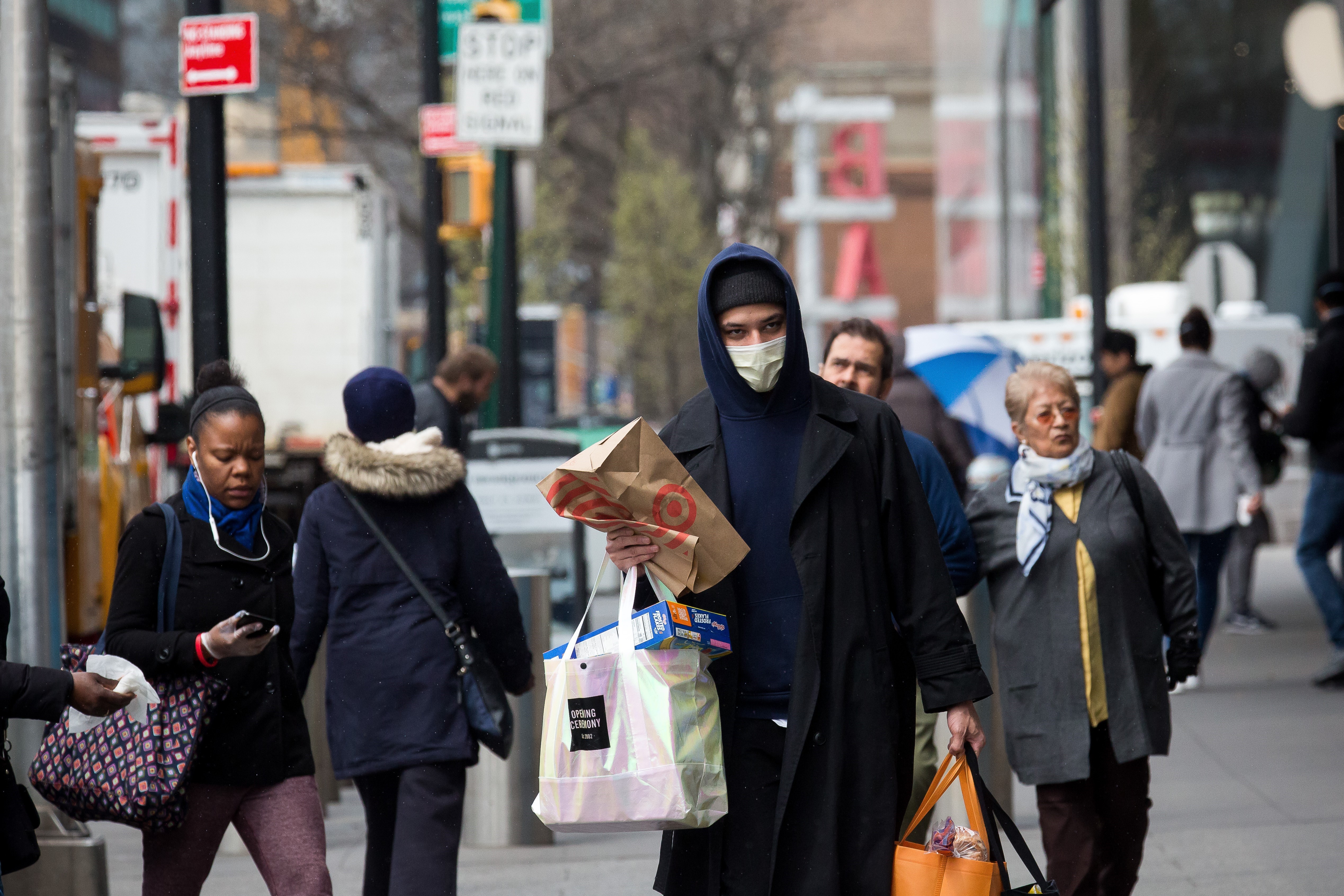 Người dân đeo khẩu trang phòng tránh lây nhiễm COVID-19 tại New York, Mỹ, ngày 3/4/2020. (Ảnh: THX/TTXVN)