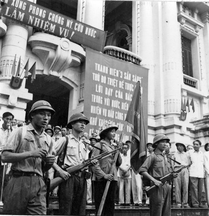 Lễ xuất phát của đoàn thanh niên xung phong Hà Nội lên đường chống Mỹ, cứu nước, tổ chức ở Nhà hát Lớn Hà Nội, ngày 11/7/1969. (Ảnh: Tư liệu/TTXVN)