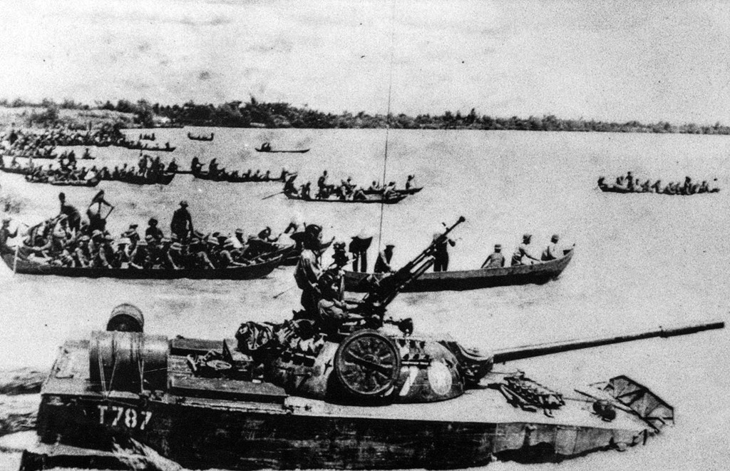 Xe tăng và bộ binh Quân đoàn 2 vượt sông tiến về Sài Gòn. (Ảnh: Tư liệu/TTXVN)