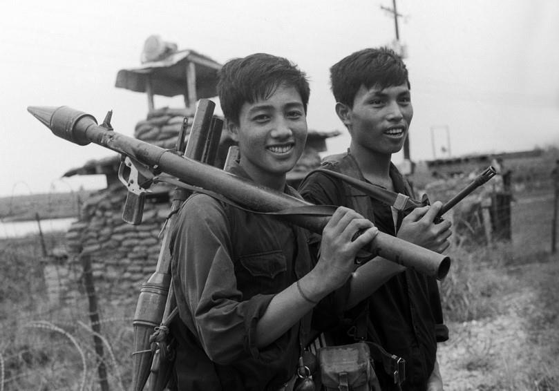 Chiến sỹ Lữ đoàn đặc công biệt động 316 sau trận đánh chiếm và bảo vệ cầu Rạch Chiếc - cây cầu chiến lược trên xa lộ Biên Hòa, tạo bàn đạp cho cánh quân phía Đông của ta tiến vào giải phóng Sài Gòn. Trận chiến tại cầu Rạch Chiếc trong 2 ngày 27-28/4/1975 được xem là một trong những trận đánh ác liệt cuối cùng của Chiến dịch Hồ Chí Minh. (Ảnh: Quang Thành/TTXVN)