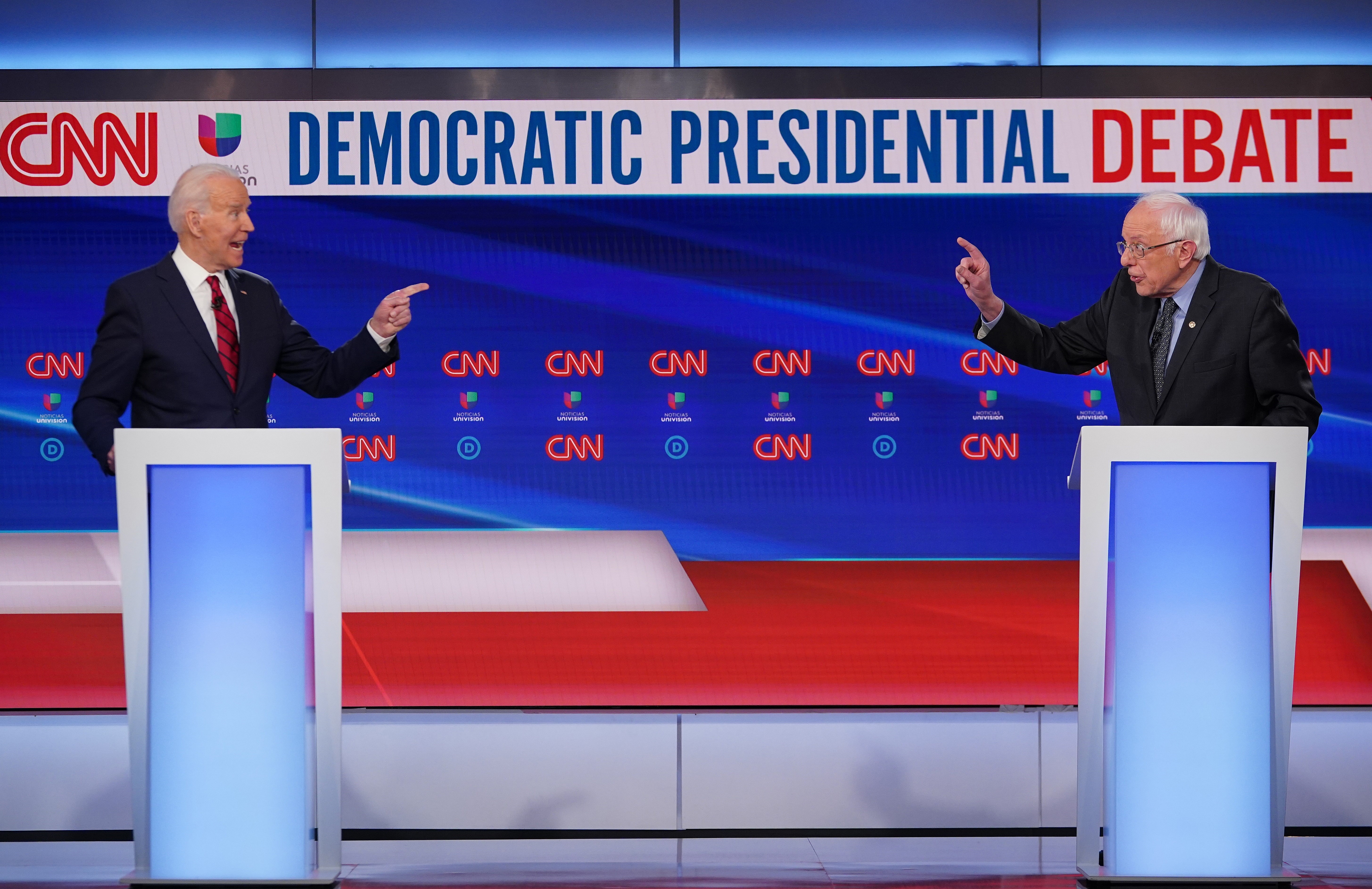  Thượng nghị sỹ Mỹ Bernie Sanders (phải) và cựu Phó Tổng thống Joe Biden tại cuộc tranh luận lần thứ 11 trong cuộc đua vị trí ứng viên tranh cử Tổng thống của đảng Dân chủ ở Washington DC, ngày 15/3/2020. (Ảnh: AFP/TTXVN)