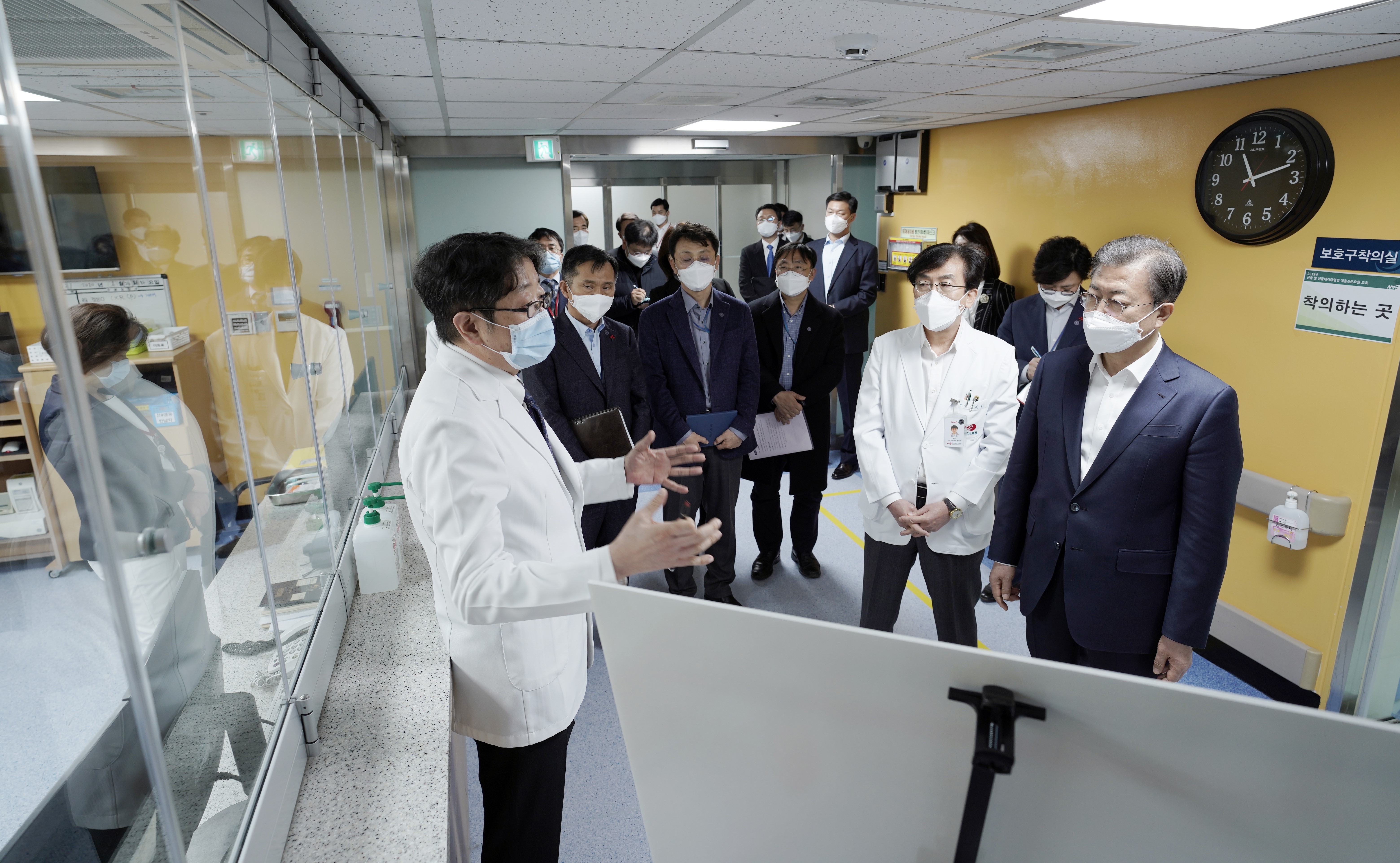 Tổng thống Hàn Quốc Moon Jae-in (phải) nghe một bác sĩ trình bày về cách thức ứng phó với dịch bệnh viêm phổi do virus corona trong chuyến thăm Trung tâm y tế quốc gia ở Soeul ngày 28/1/2020. (Ảnh: Yonhap/TTXVN)