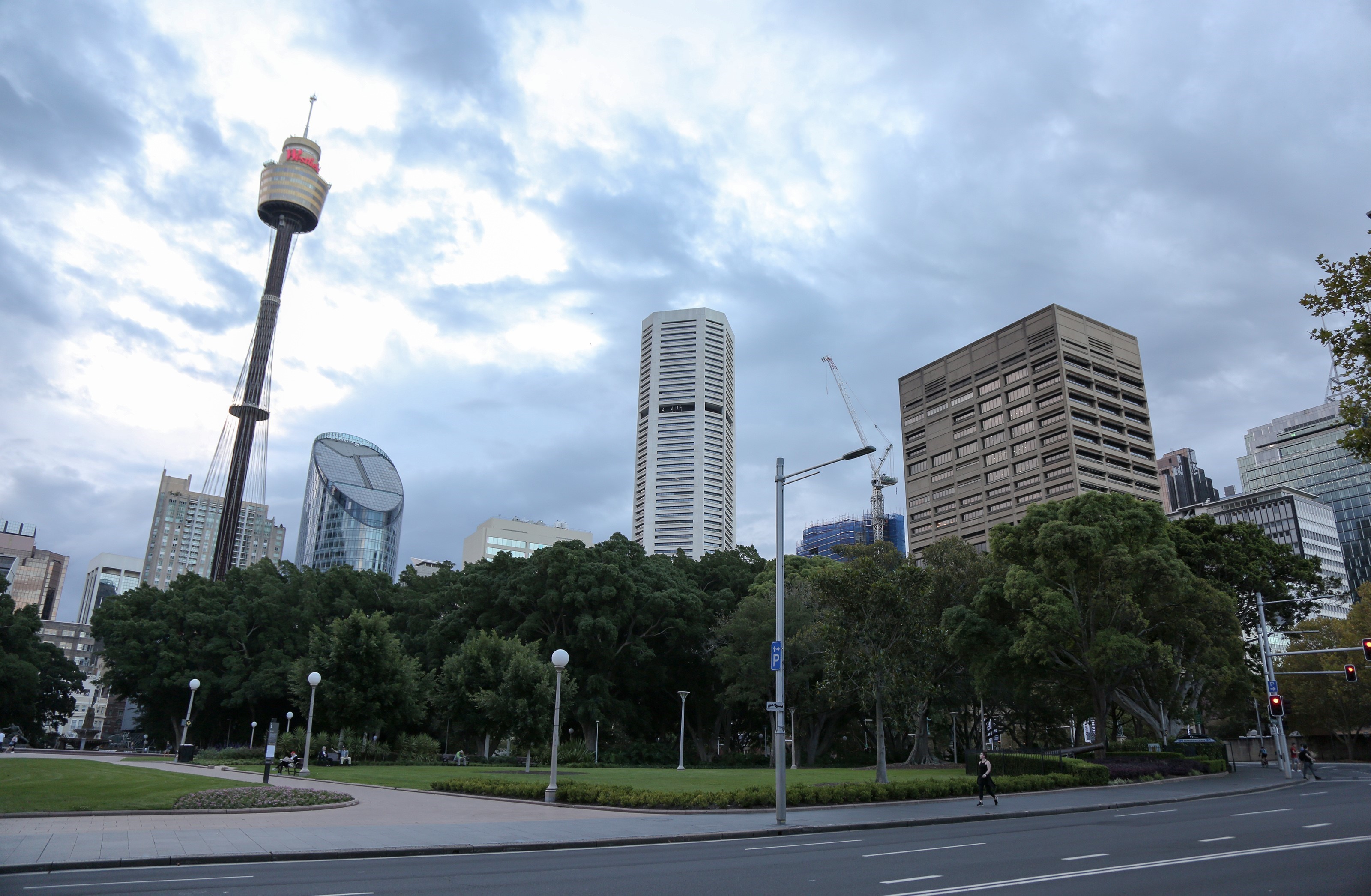 Cảnh vắng vẻ trong công viên Hyde Park ở Sydney, Australia ngày 10/4/2020 trong bối cảnh dịch COVID-19 lan rộng. (Ảnh: THX/TTXVN)