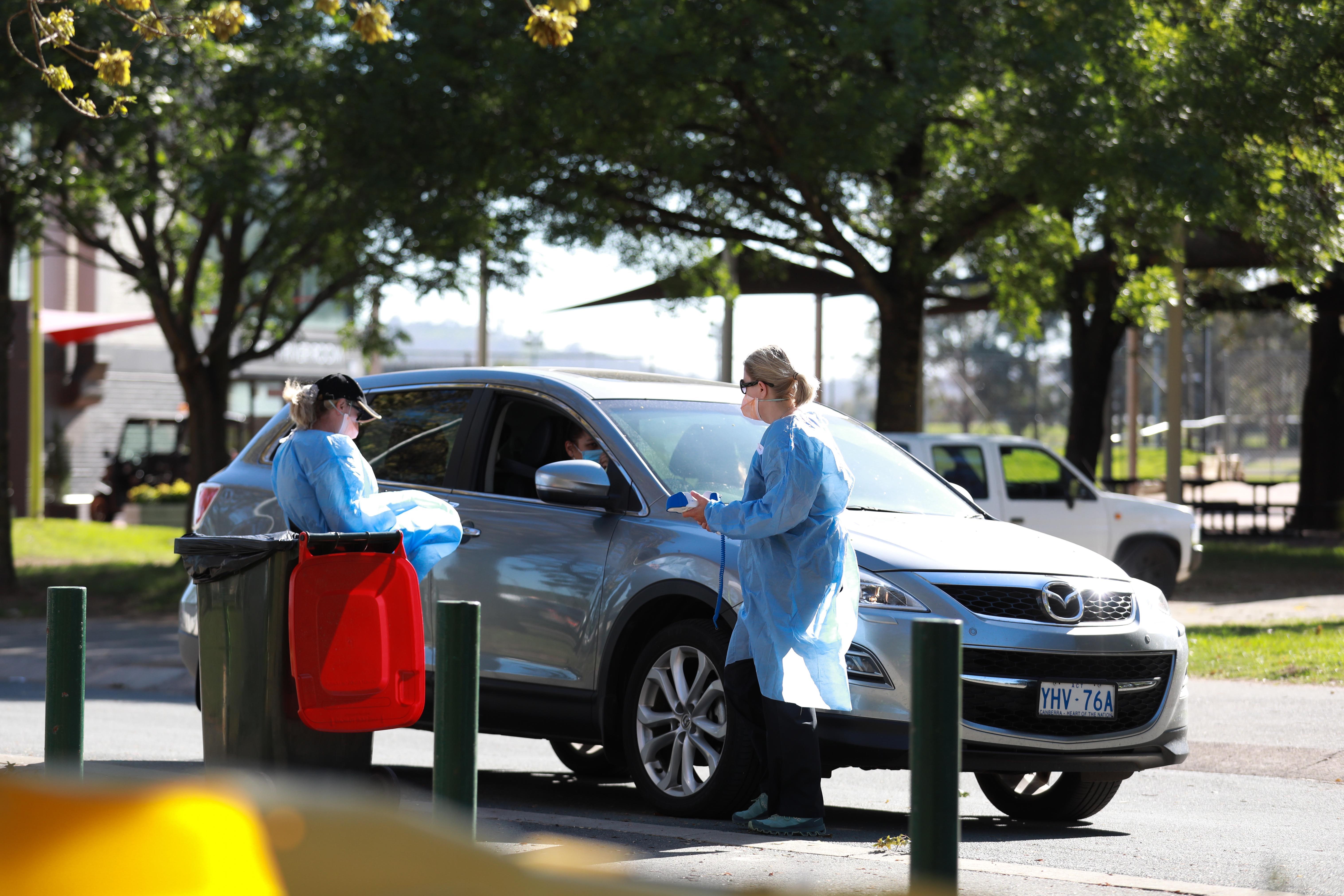  Nhân viên y tế lấy mẫu xét nghiệm COVID-19 tại Canberra, Australia, ngày 20/3/2020. (Ảnh: THX/TTXVN)