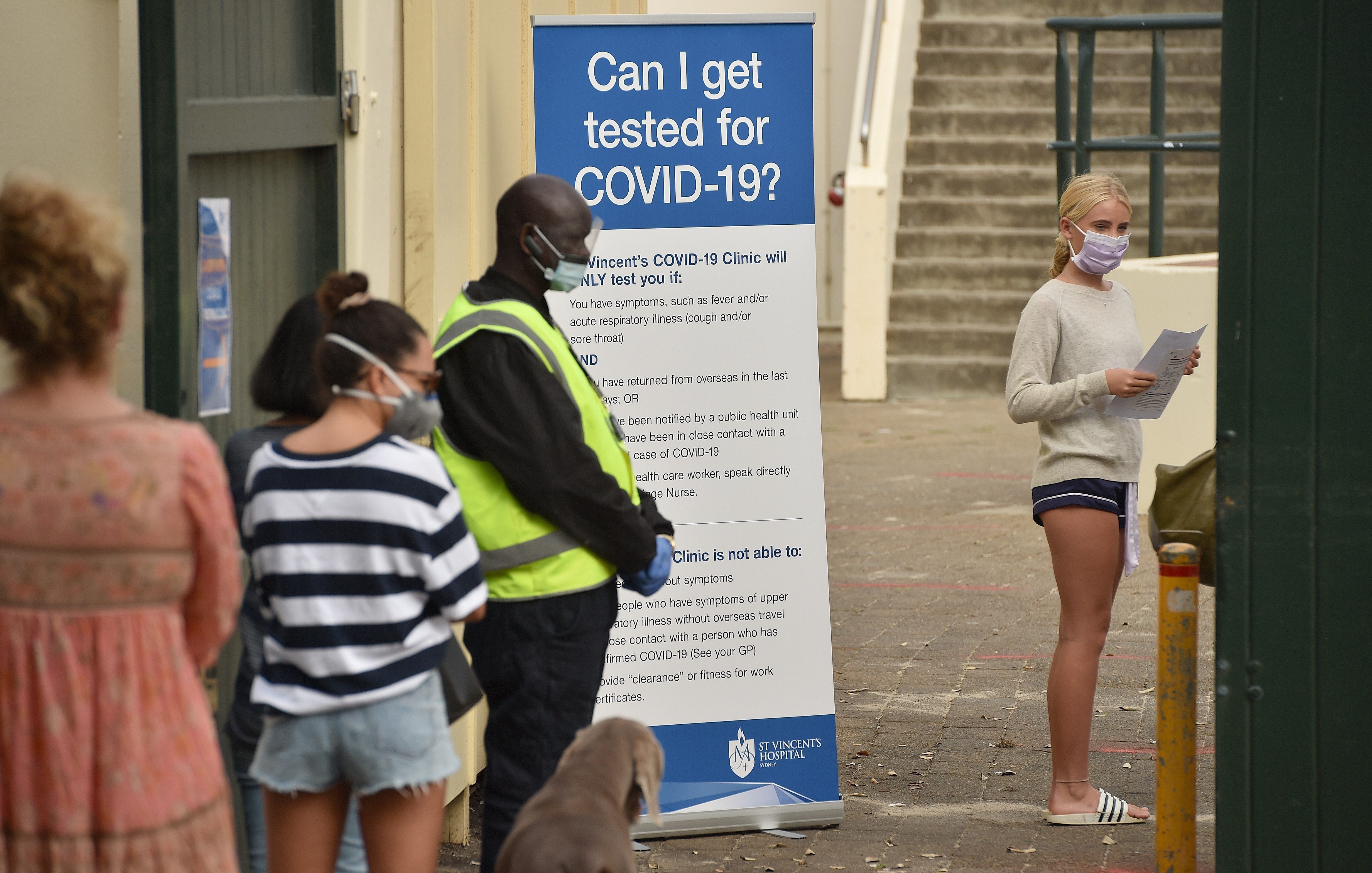 Người dân xếp hàng chờ xét nghiệm nhanh COVID-19 tại bãi biển Bondi ở Sydney, Australia ngày 1/4/2020. (Ảnh: AFP/TTXVN)