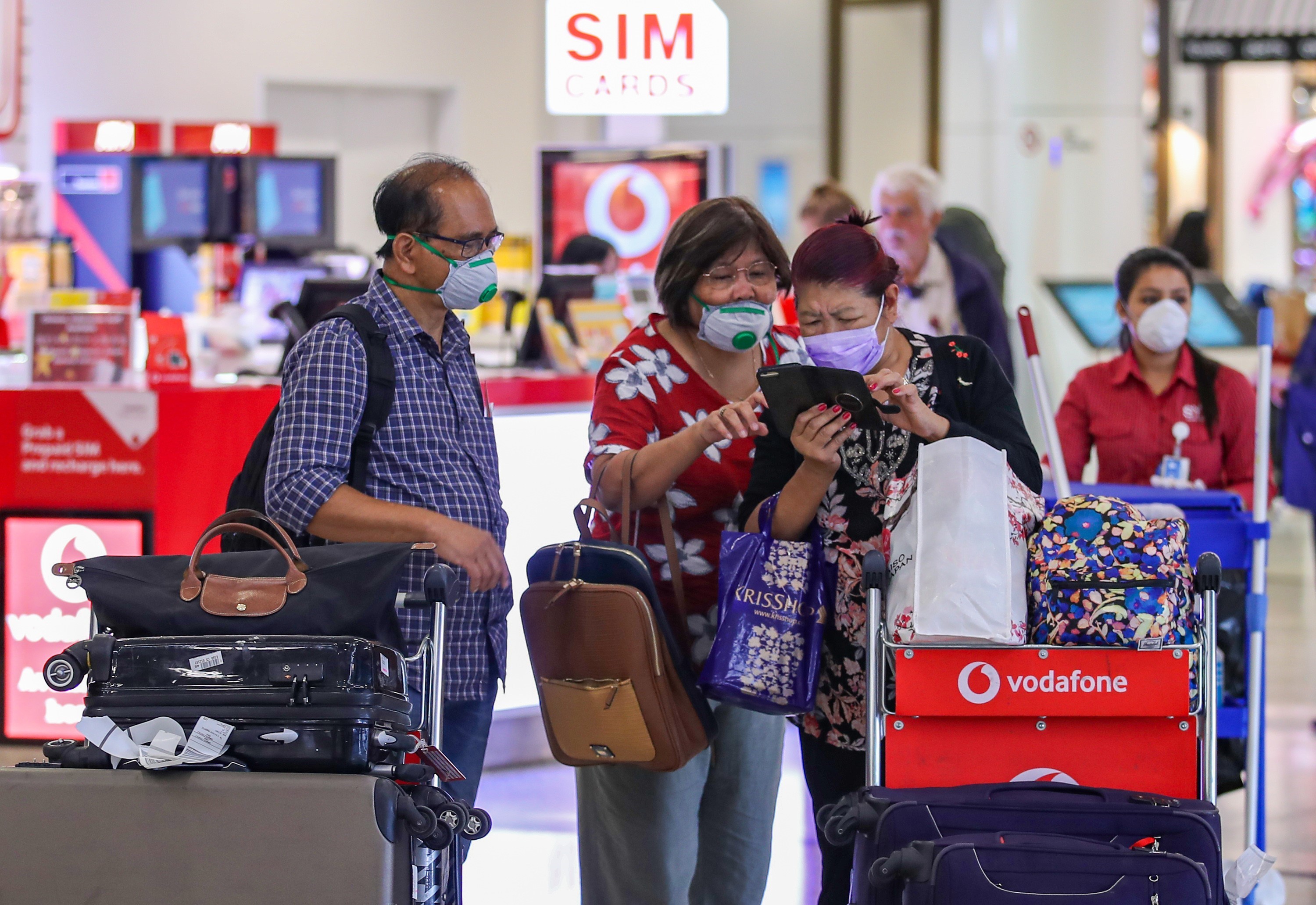  Hành khách đeo khẩu trang phòng tránh lây nhiễm COVID-19 tại sân bay ở Sydney, Australia, ngày 16/3/2020. (Ảnh: THX/TTXVN)