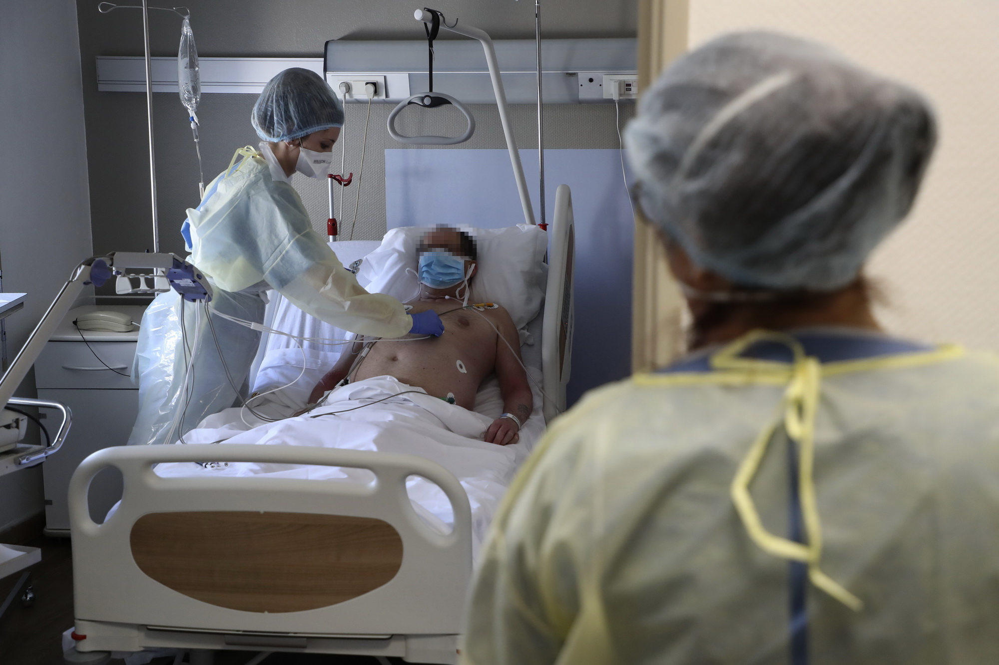 Nhân viên y tế điều trị cho bệnh nhân mắc COVID-19 tại một bệnh viện ở Bagnolet, gần Paris, Pháp ngày 8/4/2020. (Ảnh: AFP/TTXVN)