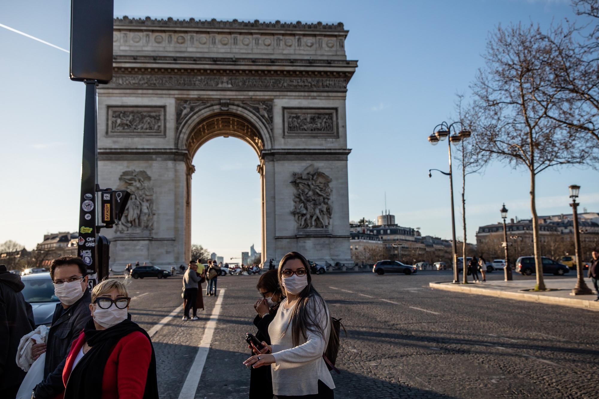 Người dân đeo khẩu trang phòng tránh lây nhiễm COVID-19 tại Paris, Pháp, ngày 15/3/2020. (Ảnh: THX/TTXVN)