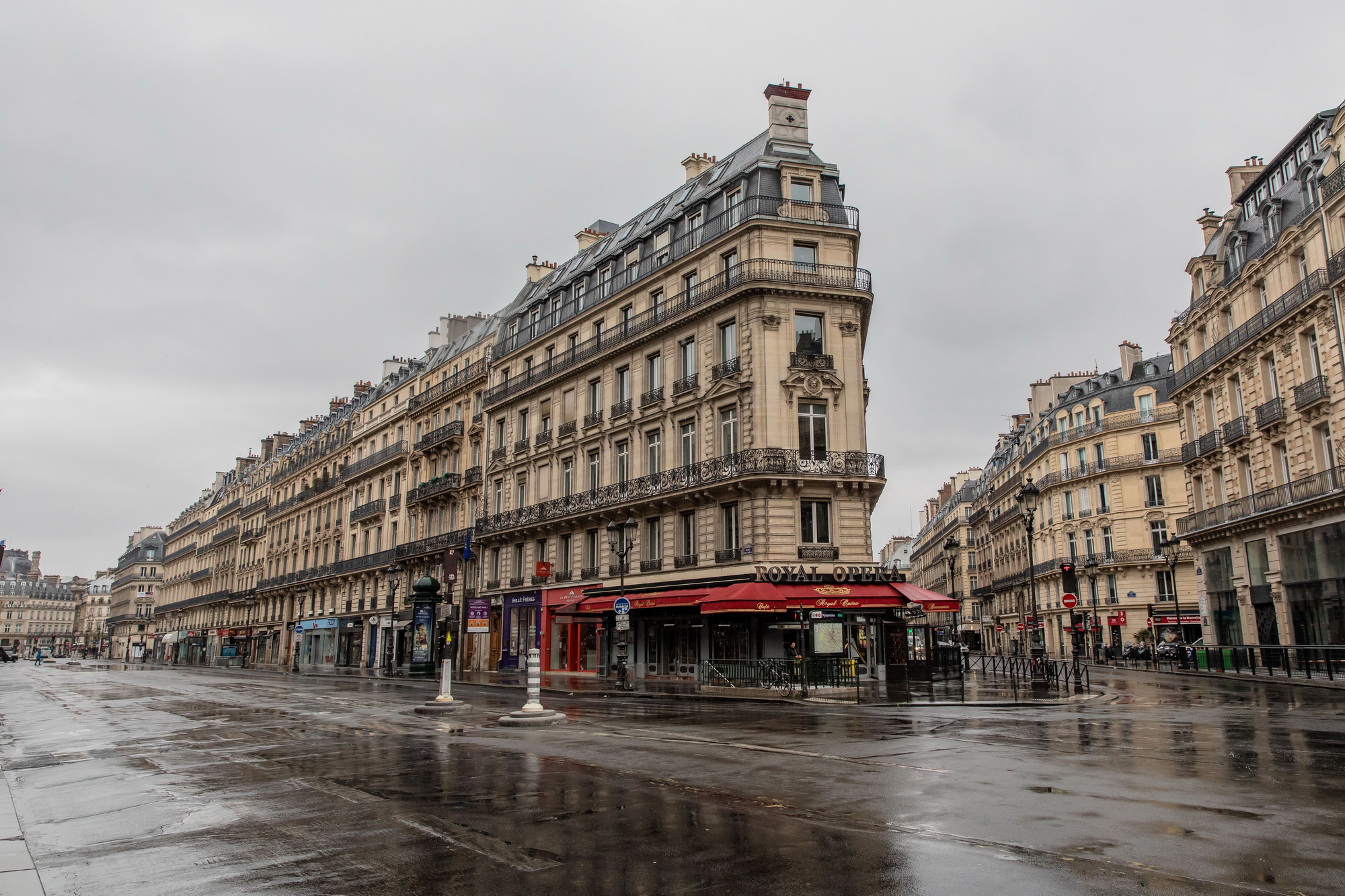 Cảnh vắng vẻ tại các tuyến phố ở Paris, Pháp ngày 6/4/2020 khi lệnh phong tỏa toàn quốc do dịch COVID-19 được ban bố. (Ảnh: THX/TTXVN)