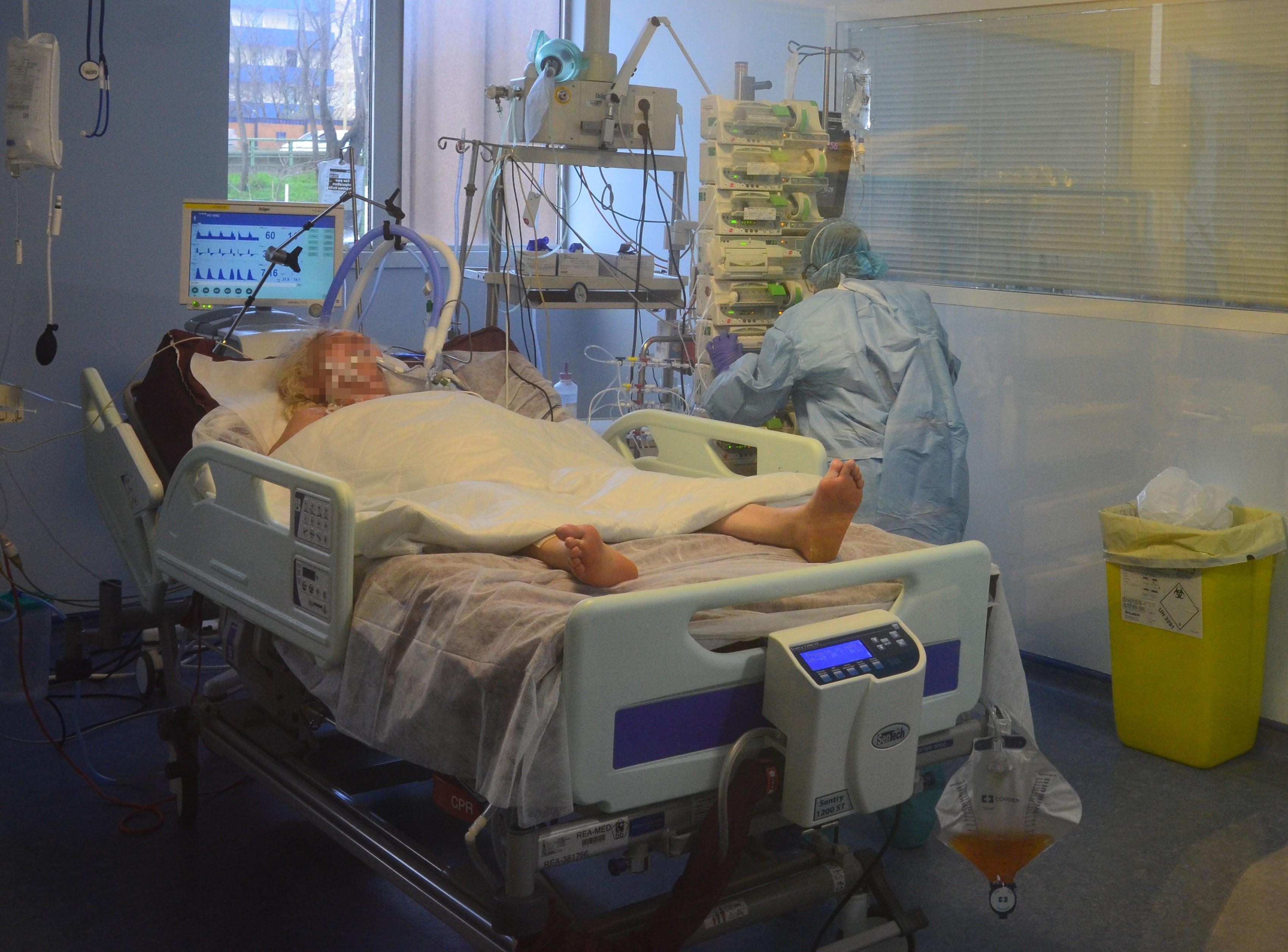 Nhân viên y tế điều trị cho bệnh nhân mắc COVID-19 tại một bệnh viện ở Paris, Pháp ngày 13/3/2020. (Ảnh: AFP/TTXVN)