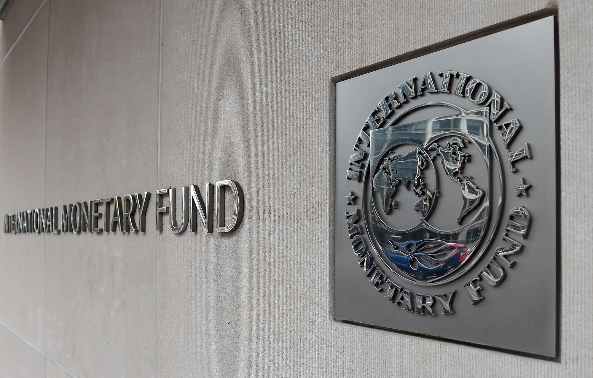 Logo của Quỹ tiền tệ quốc tế tại trụ sở ở Washington DC., Mỹ ngày 27/3/2020. (Ảnh: AFP/TTXVN)